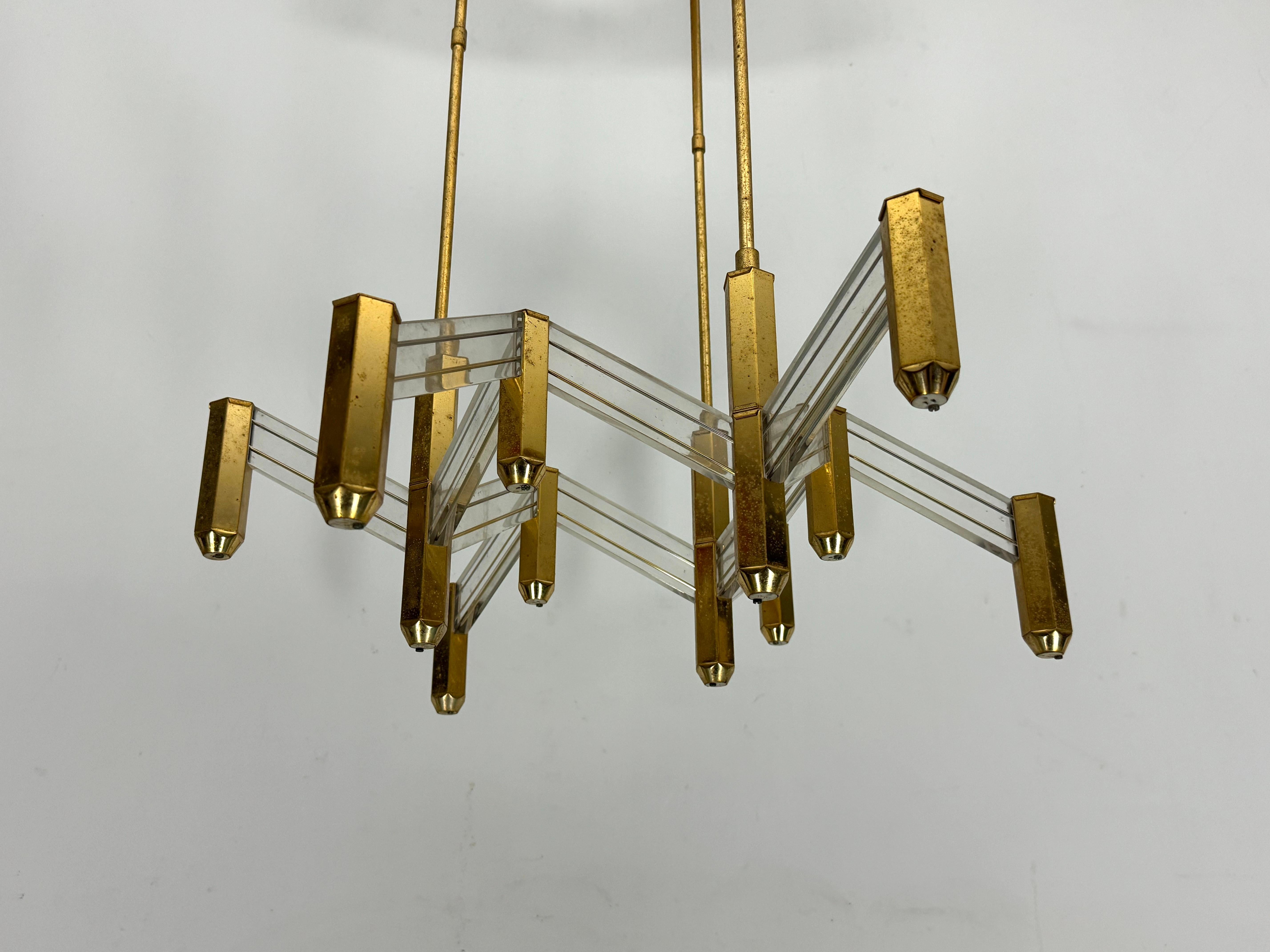 Vintage Italian brass and perspex chandelier by Zeroquattro from 70s In Good Condition For Sale In Catania, CT