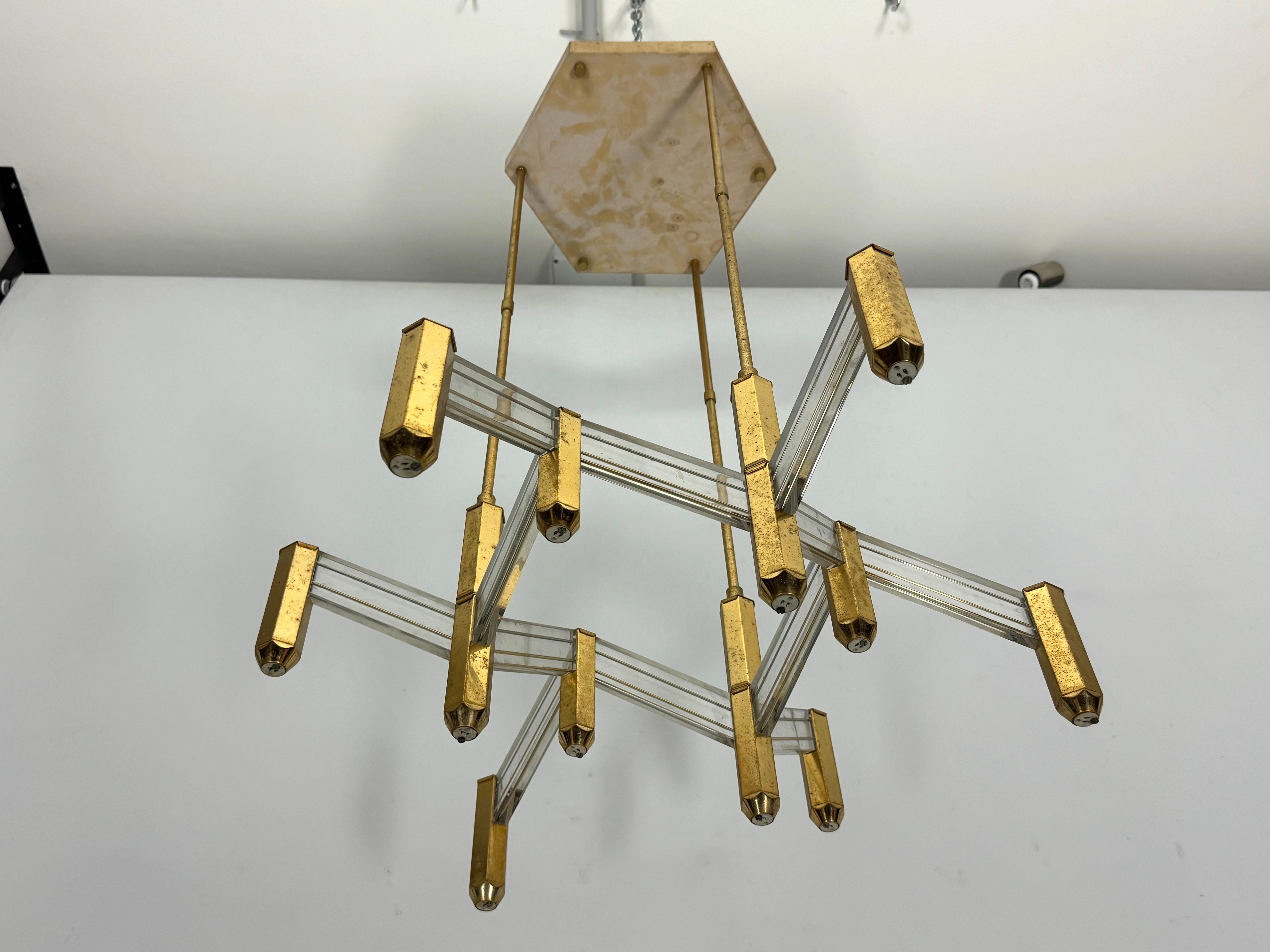 20th Century Vintage Italian brass and perspex chandelier by Zeroquattro from 70s For Sale