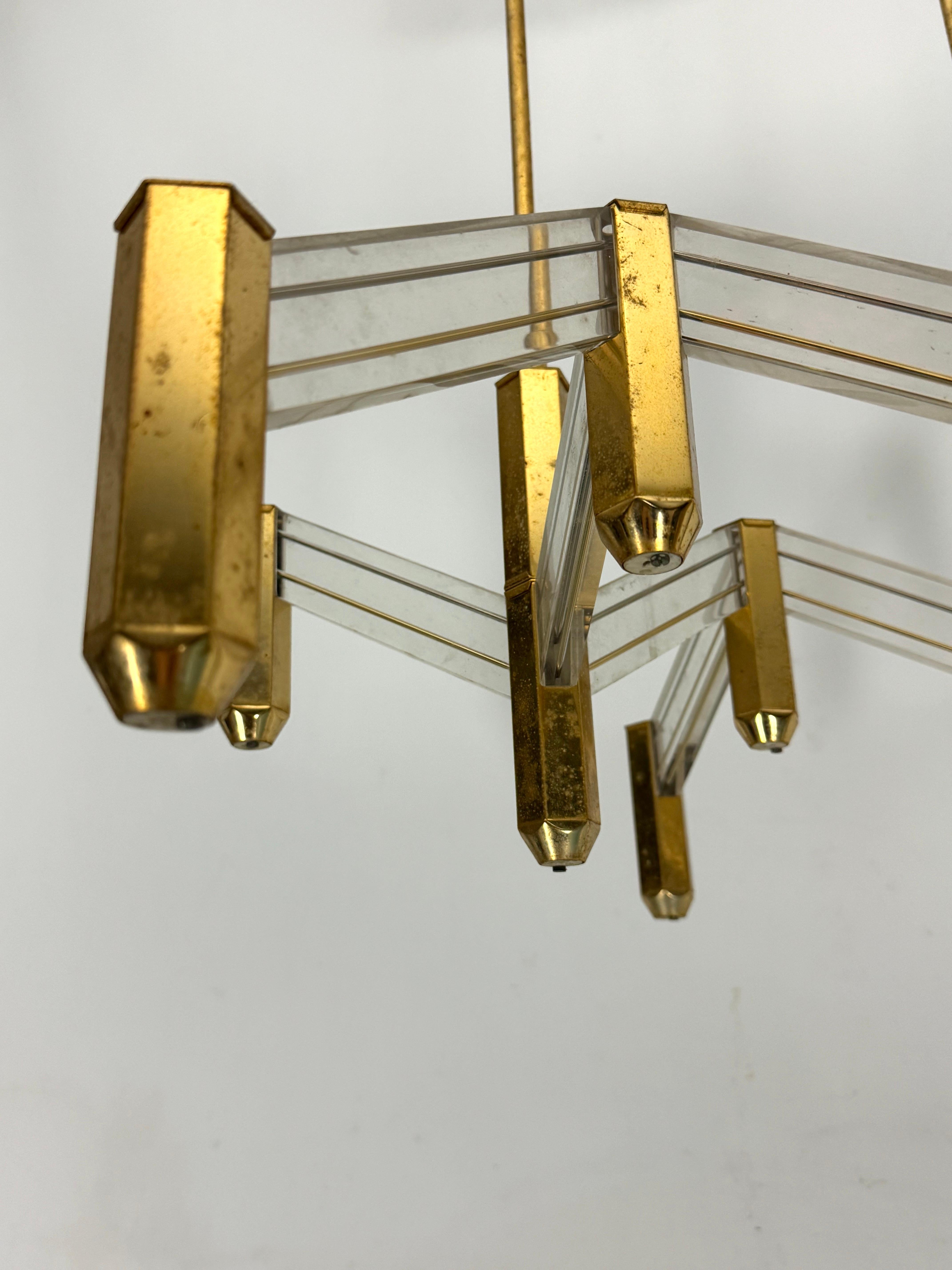 Vintage Italian brass and perspex chandelier by Zeroquattro from 70s For Sale 1