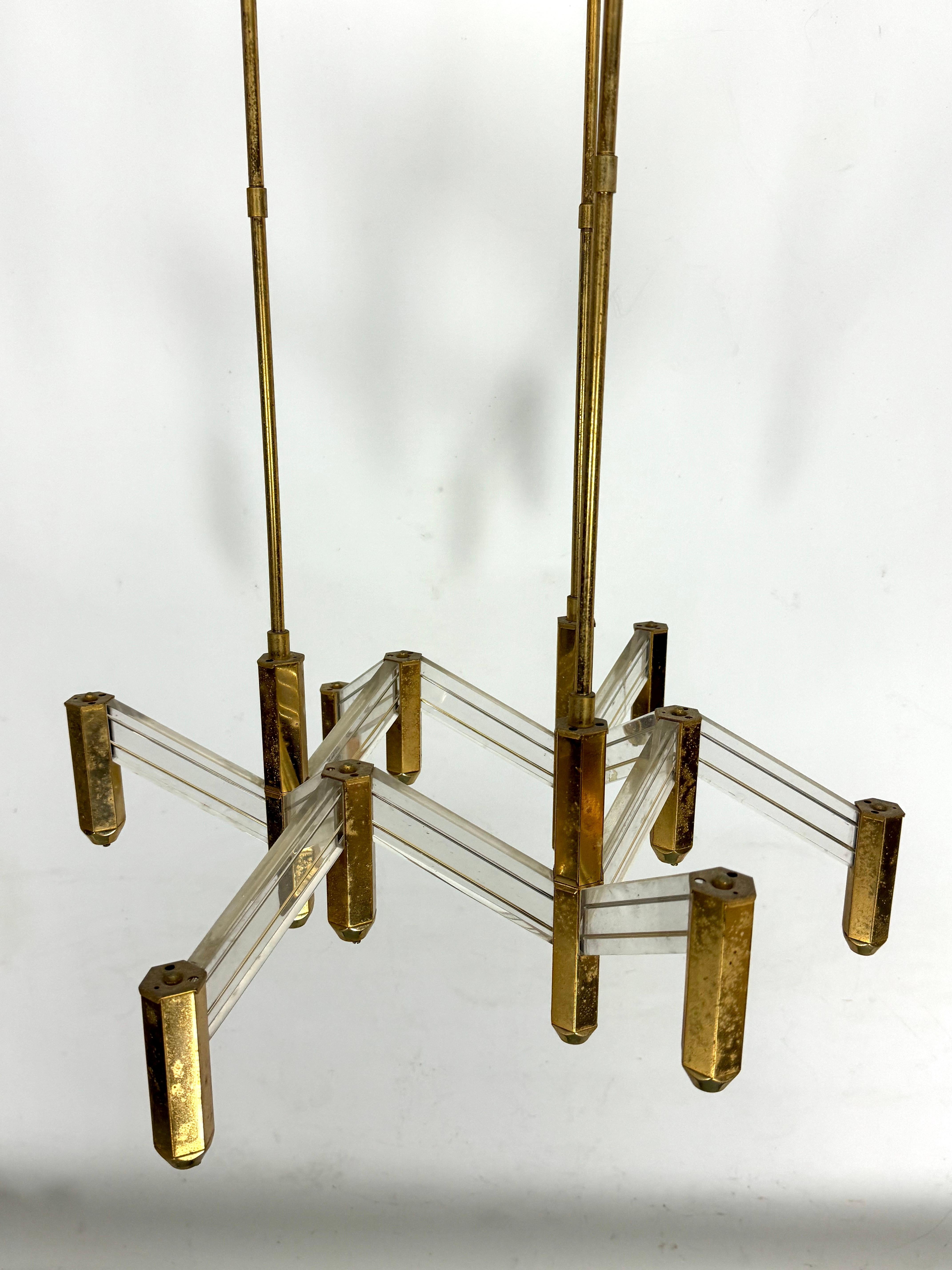 Vintage Italian brass and perspex chandelier by Zeroquattro from 70s For Sale 3