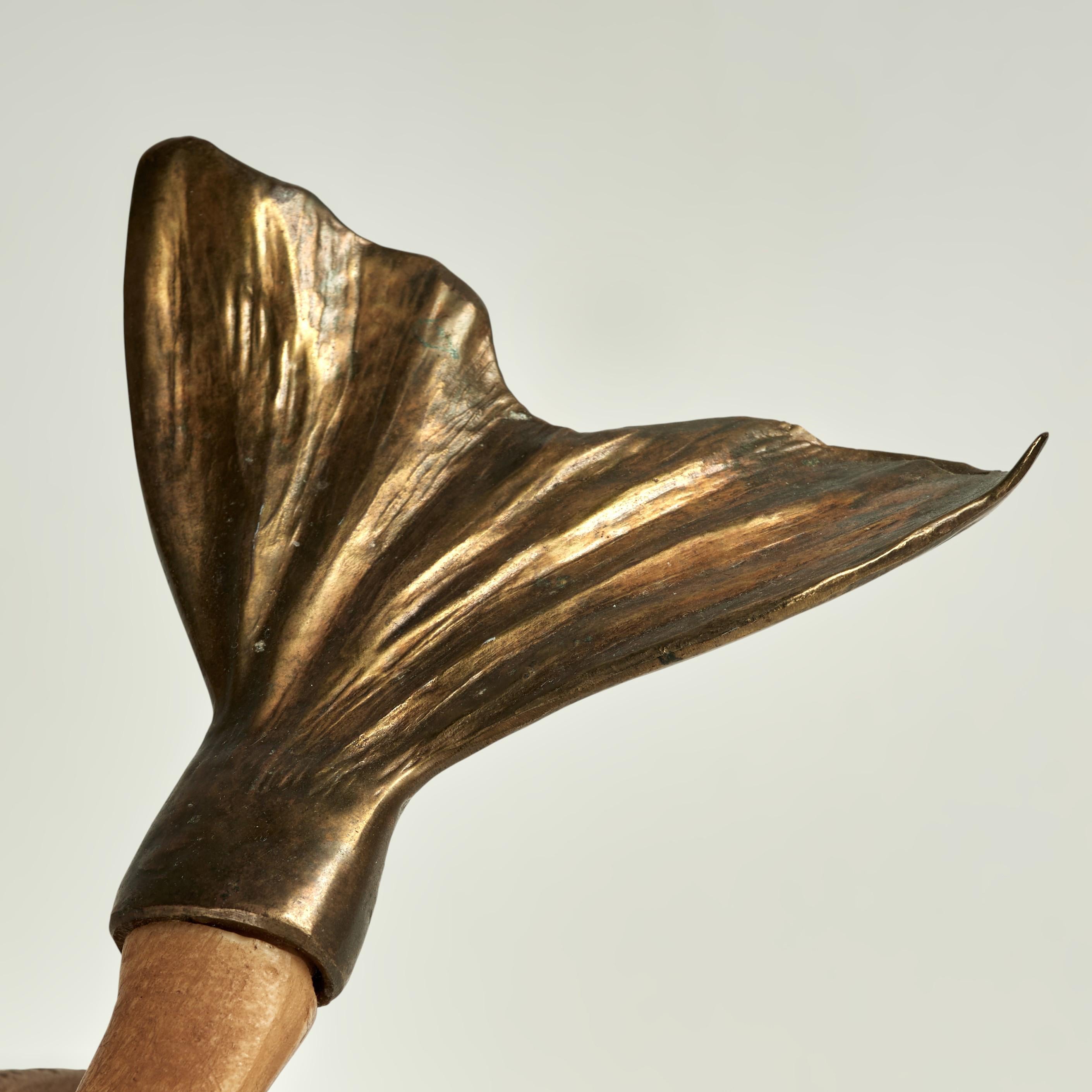 Italiano Scultura di delfino d'epoca in ottone e corno d'ariete italiano