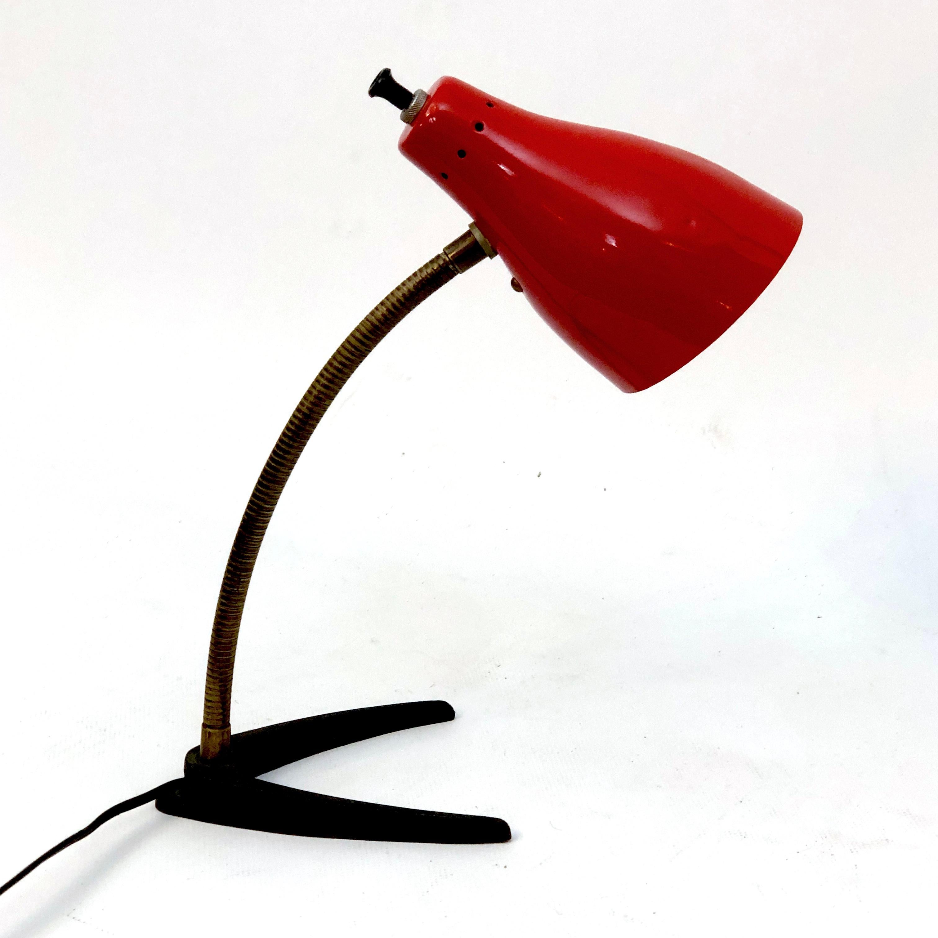 Vintage Italian Brass and Red Lacquer Flexible Table Lamp from 50s en vente 4