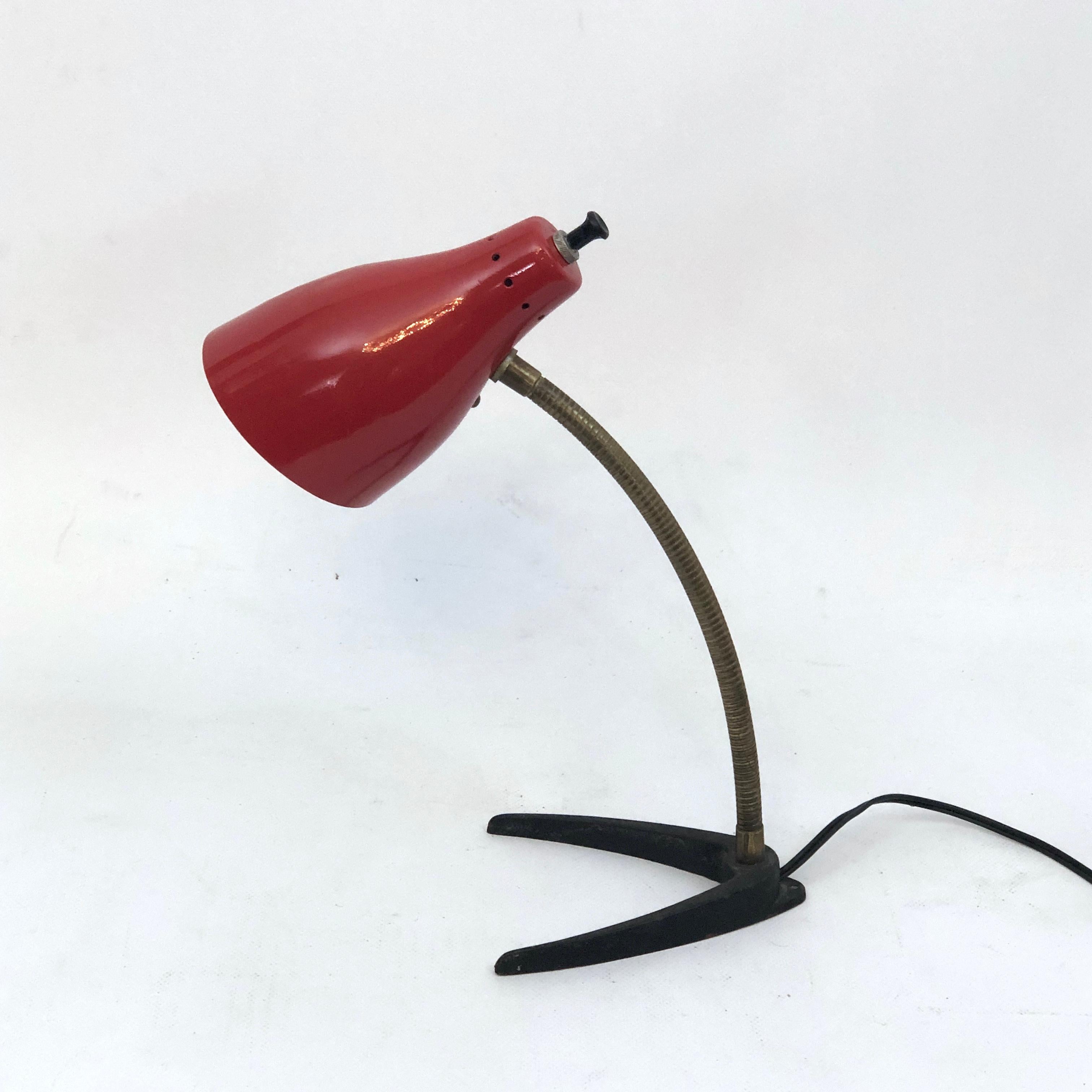 Très bon état vintage pour cette lampe de table produite en Italie dans les années 50 et réalisée en laque rouge et laiton. Fonctionne entièrement avec la norme européenne, adaptable sur demande à la norme américaine.