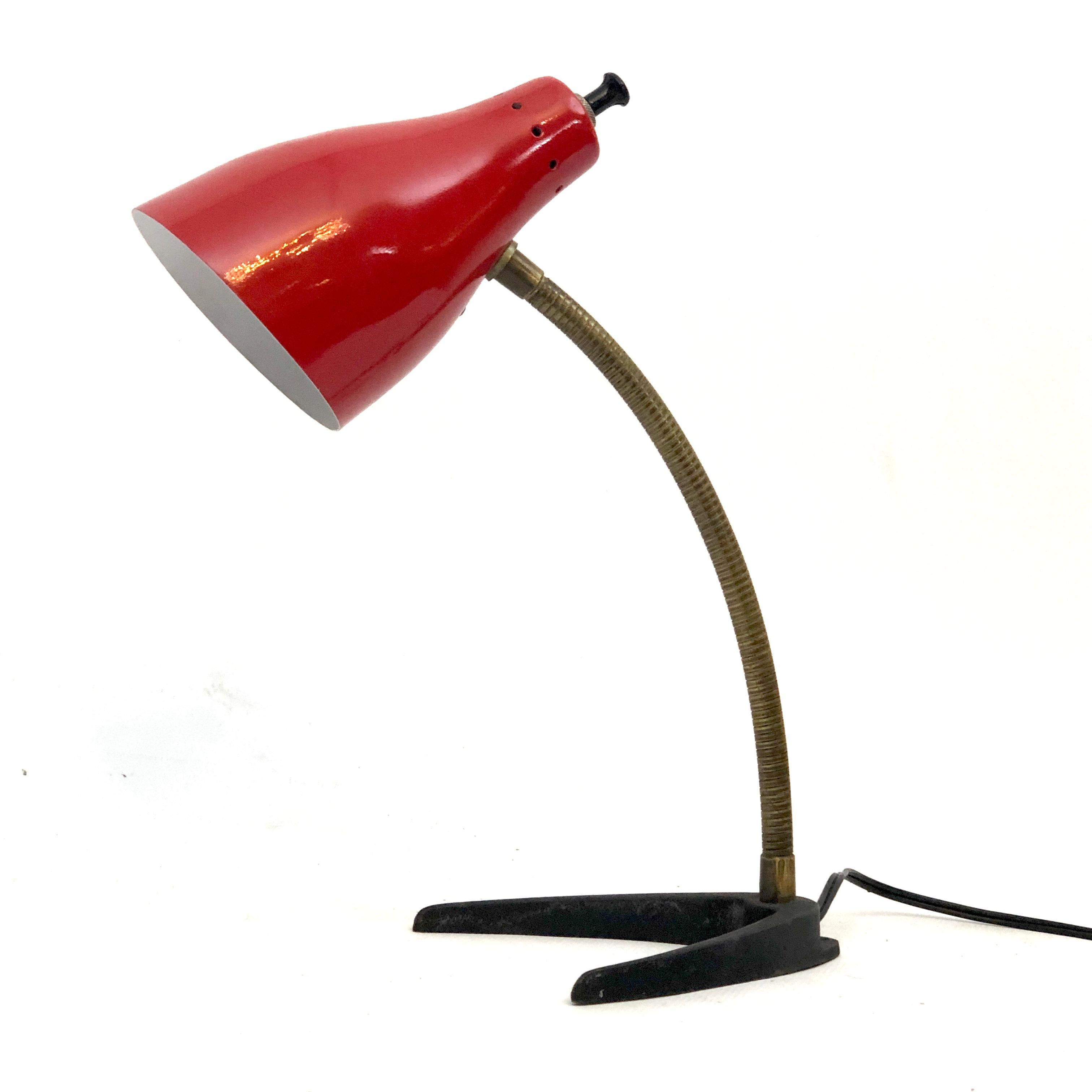 20ième siècle Vintage Italian Brass and Red Lacquer Flexible Table Lamp from 50s en vente