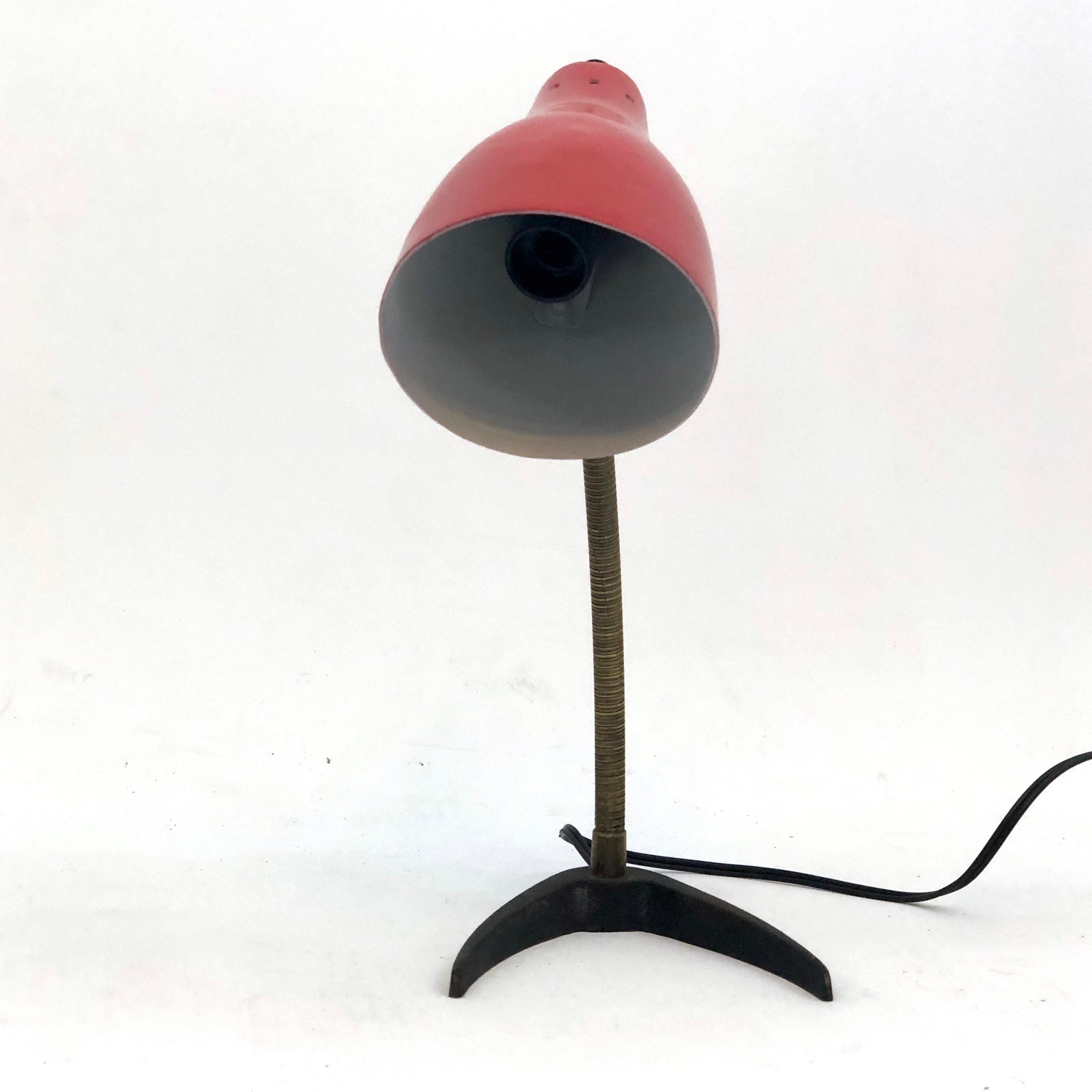 Laiton Vintage Italian Brass and Red Lacquer Flexible Table Lamp from 50s en vente