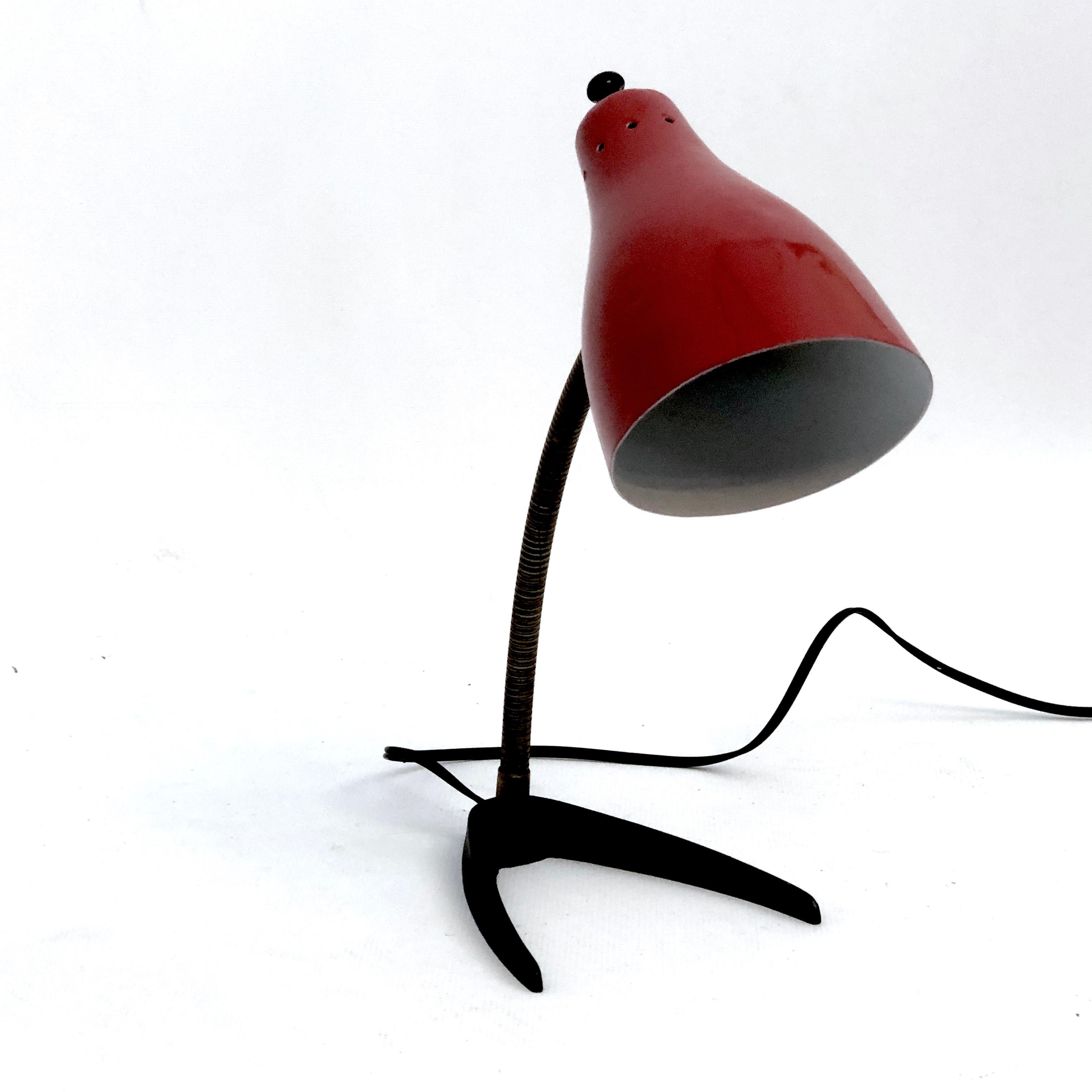Vintage Italian Brass and Red Lacquer Flexible Table Lamp from 50s en vente 1