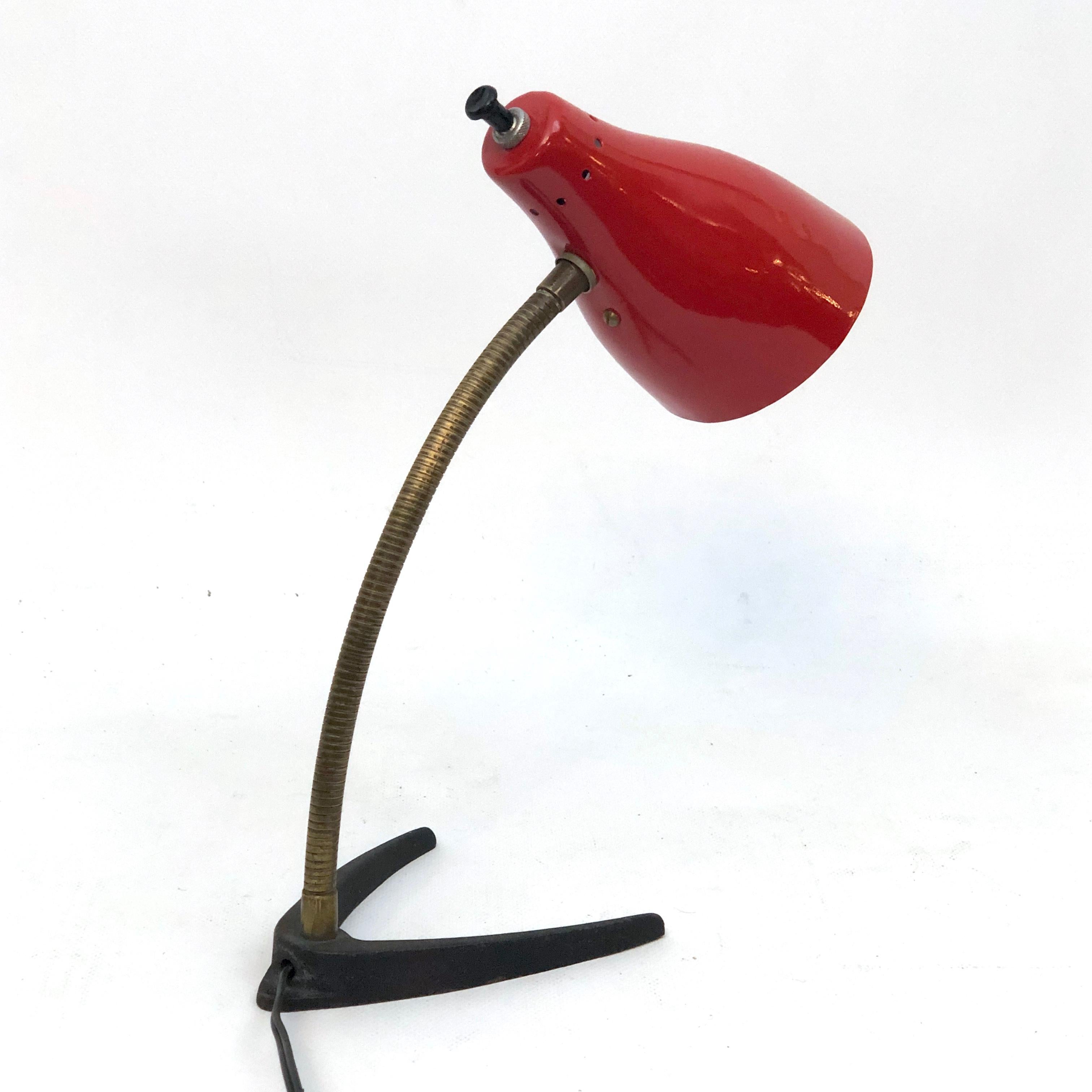 Vintage Italian Brass and Red Lacquer Flexible Table Lamp from 50s en vente 3