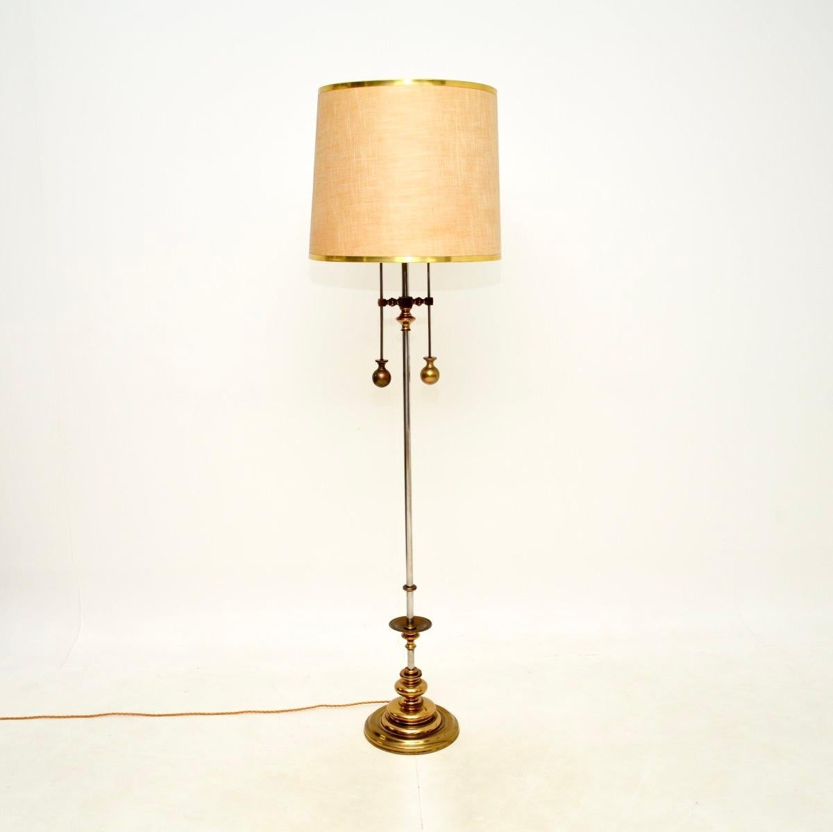 Un'incredibile lampada da terra vintage in ottone e acciaio, risalente agli anni '70.

Il supporto ha un design incredibilmente elegante e intelligente ed è realizzato in acciaio inossidabile e ottone massiccio. Può ospitare tre lampadine, con una