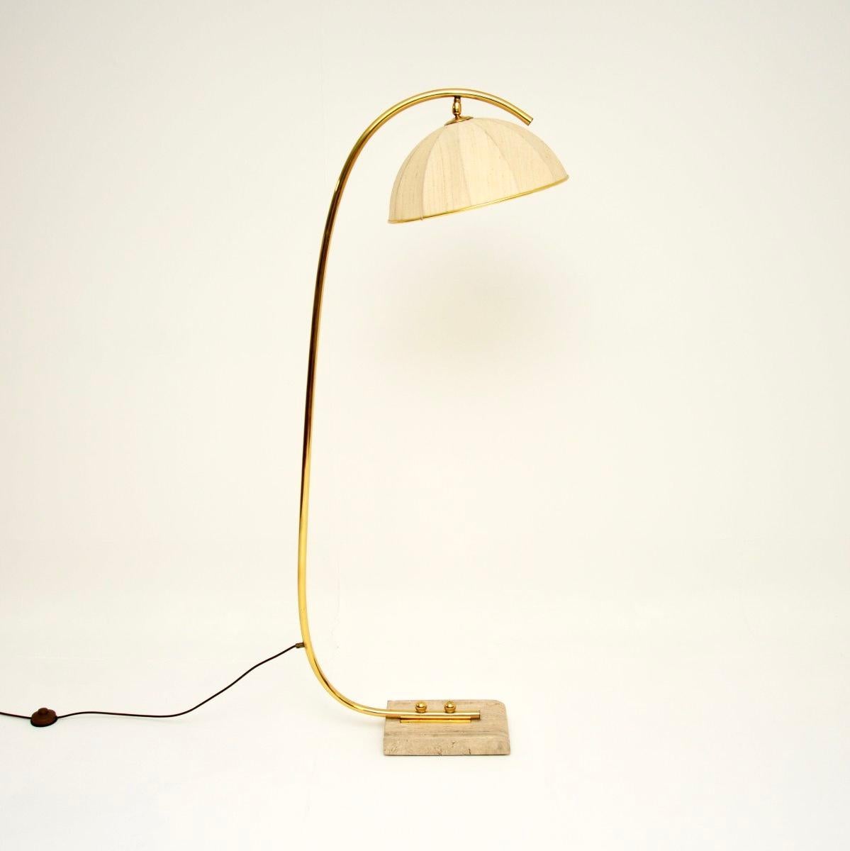 Magnifique lampadaire italien vintage en laiton et travertin. Fabriqué en Italie, il date des années 1960.

La qualité est exceptionnelle, avec une forme et un design général magnifiques. L'armature en laiton est extrêmement bien fabriquée et