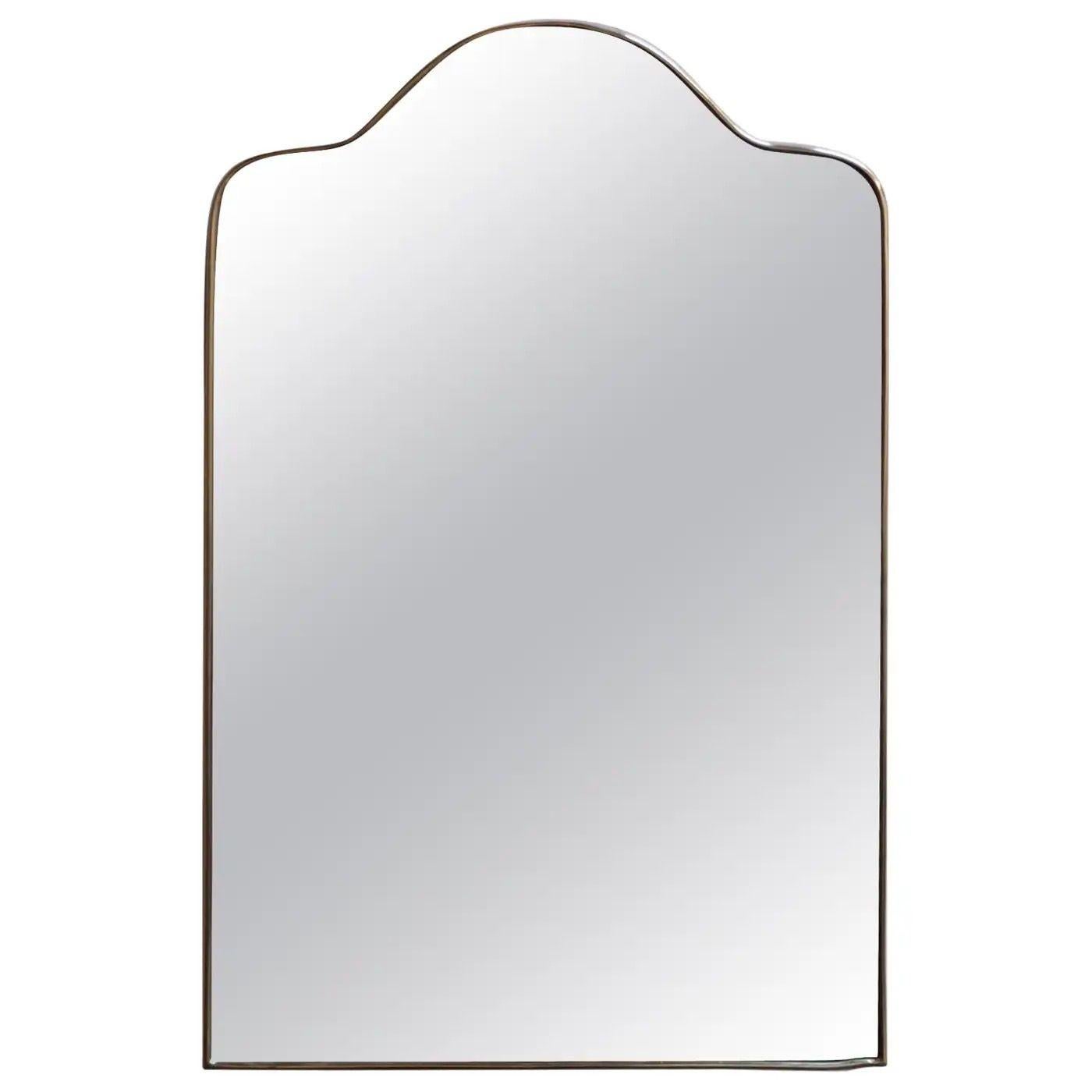 Miroir mural rectangulaire en laiton de style Gio Ponti avec des bords incurvés et un sommet arqué/dominé (vers les années 1950, Italie).
Dans l'ensemble, en très bon état, vintage. Le verre présente une rayure vers le bas et quelques petites taches
