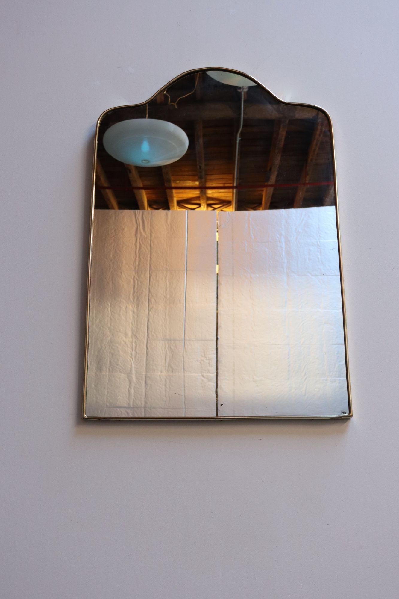 Mid-Century Modern Miroir mural festonné arqué en laiton italien d'après Gio Ponti en vente