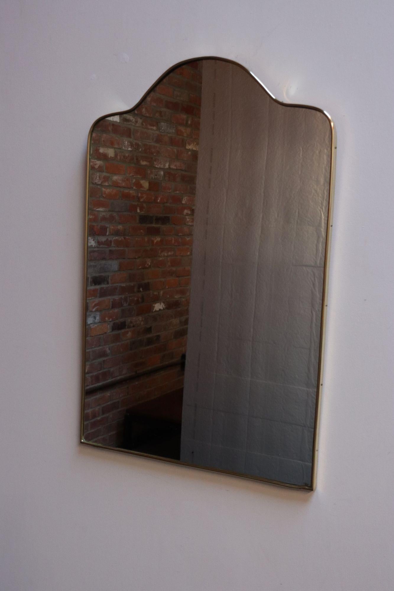 Miroir mural festonné arqué en laiton italien d'après Gio Ponti Bon état - En vente à Brooklyn, NY