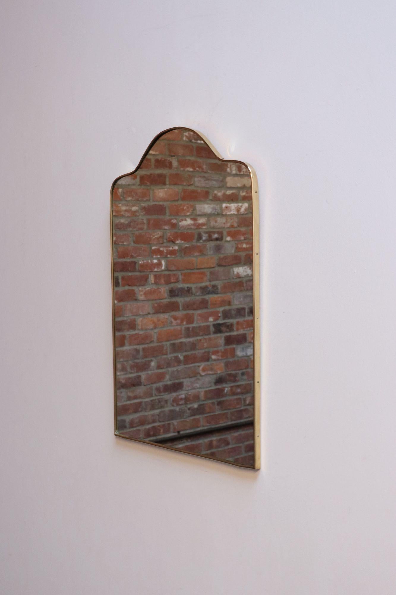 Milieu du XXe siècle Miroir mural festonné arqué en laiton italien d'après Gio Ponti en vente
