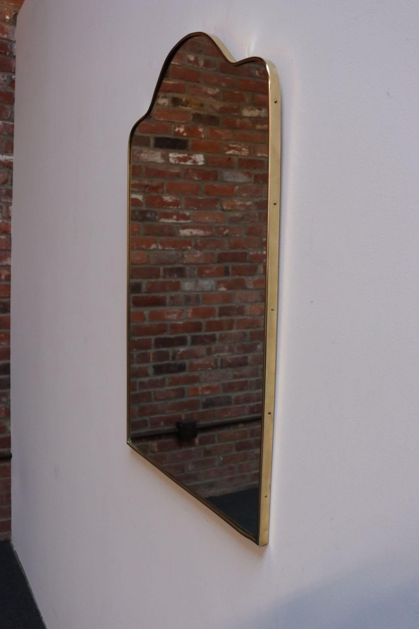 Laiton Miroir mural festonné arqué en laiton italien d'après Gio Ponti en vente
