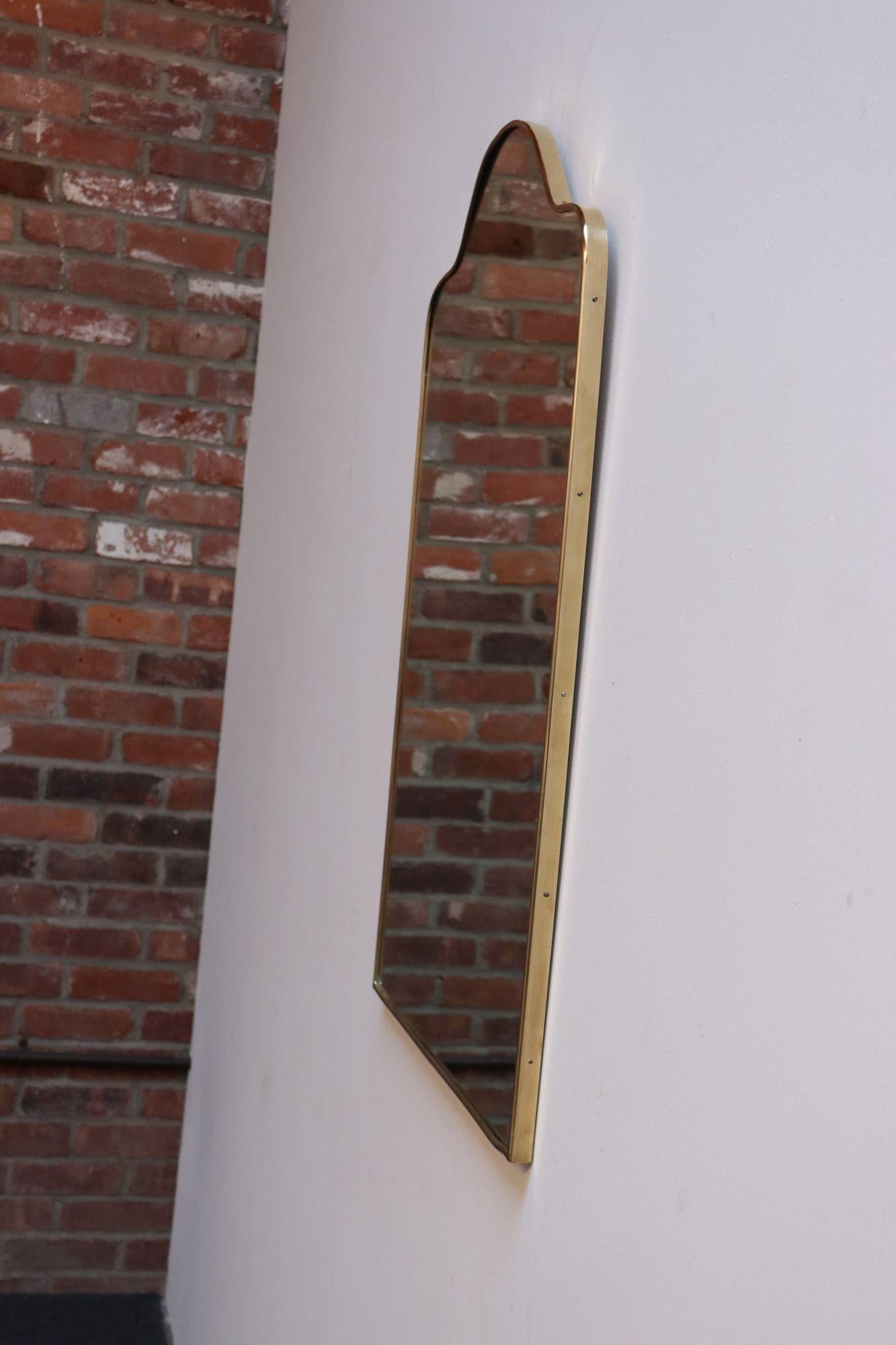 Miroir mural festonné arqué en laiton italien d'après Gio Ponti en vente 1