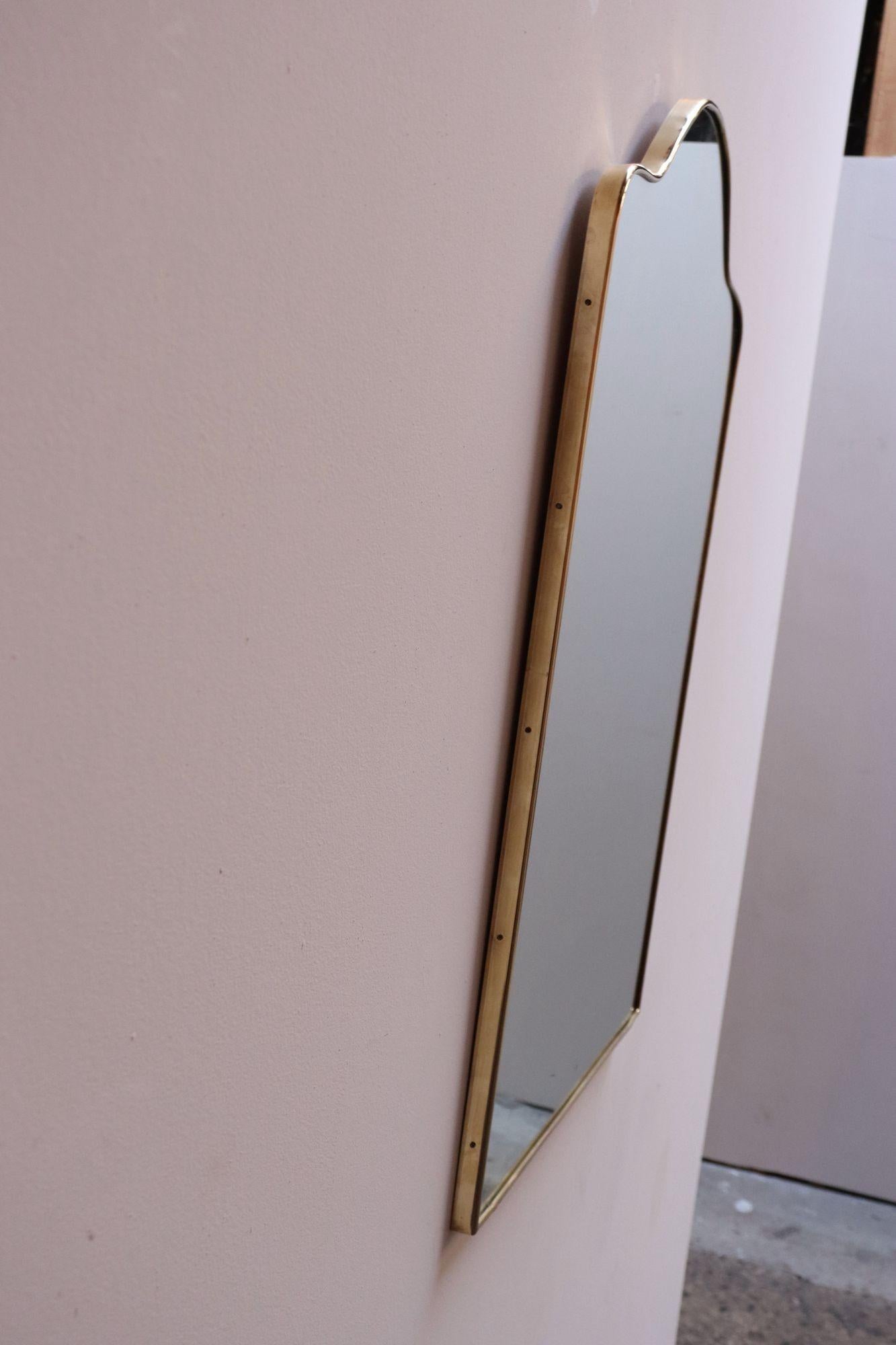 Miroir mural festonné arqué en laiton italien d'après Gio Ponti en vente 2