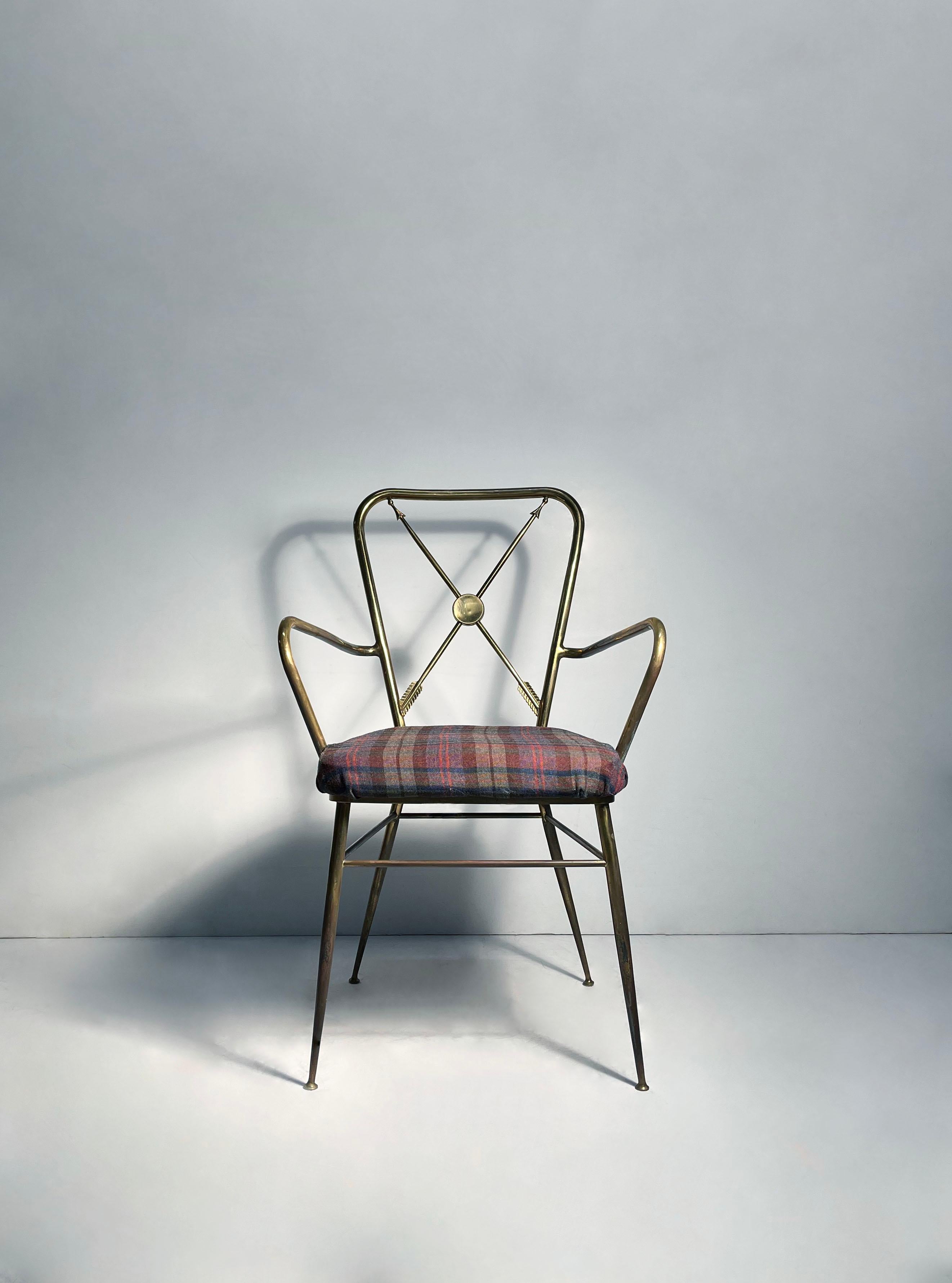 Vintage Italian Arrows Motif Side / Desk Armchair.

Chaises italiennes en laiton fabriquées à la main au milieu du 20e siècle.  À la manière de Gio Ponti & Chiavari.

Il est fort probable que vous souhaitiez retapisser l'assise de cette élégante