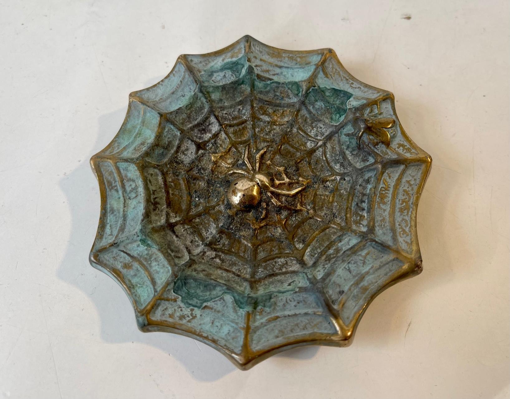 Decorative small yet heavy ashtray or small small coin tray in ornamented and patinated brass. Decorated with polished spider in its web approaching an unexacting fly. It was made in Italy during the 1950s or 60s. Measurements: D: 9.5 cm, H: 1 cm.