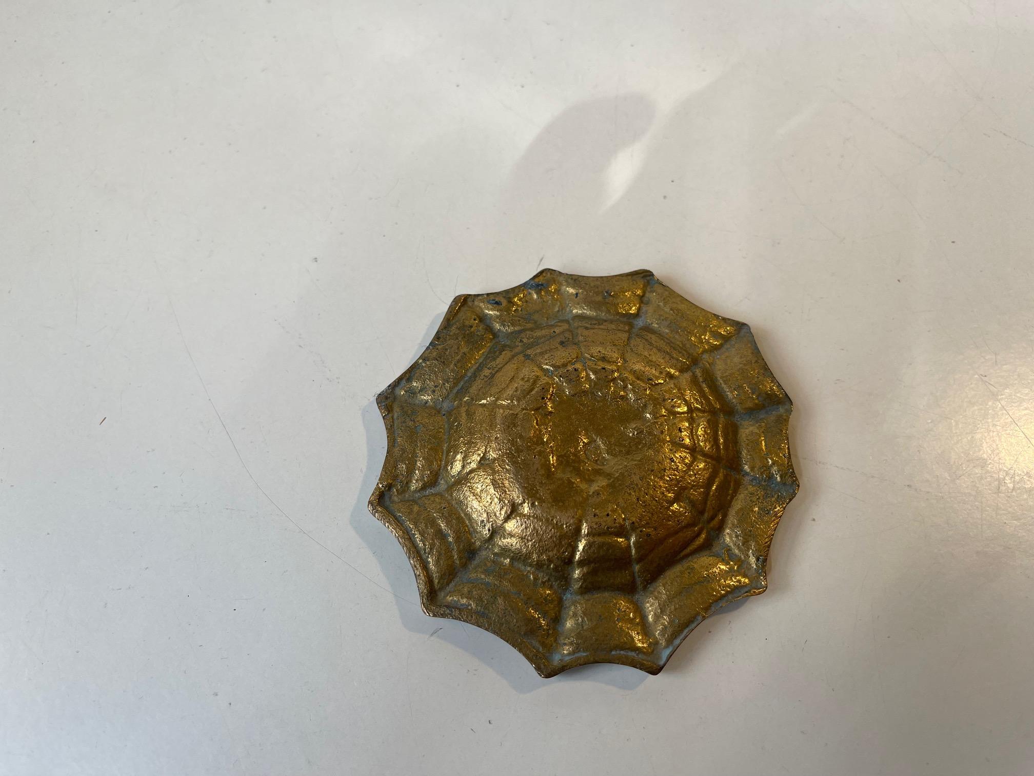 Vintage Italian Brass Ashtray with Spider, Web and Fly In Good Condition In Esbjerg, DK