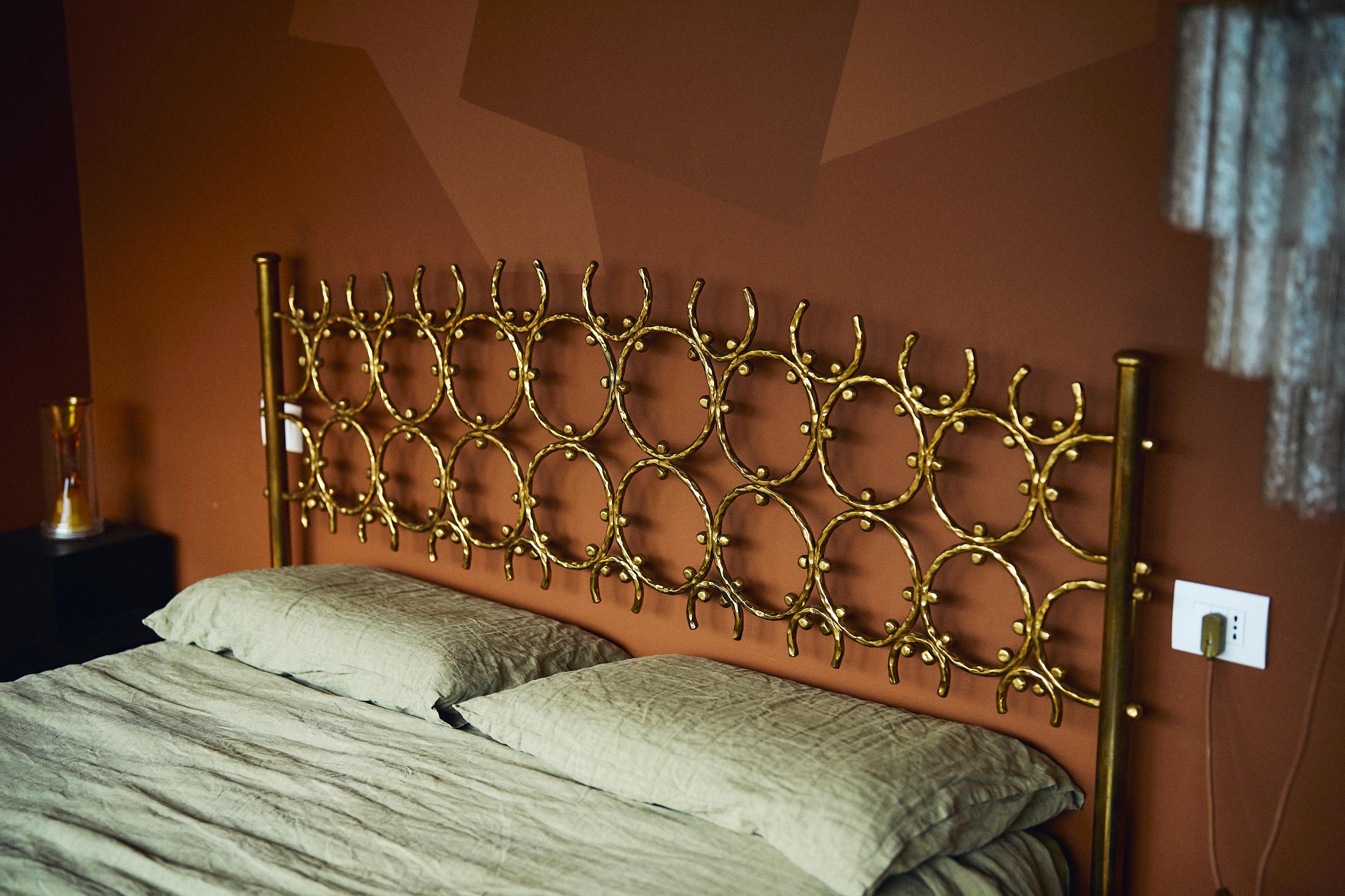 Italienische Vintage-Bettstruktur aus Messing von Osvaldo Borsani und Arnaldo Pomodoro (Moderne der Mitte des Jahrhunderts) im Angebot