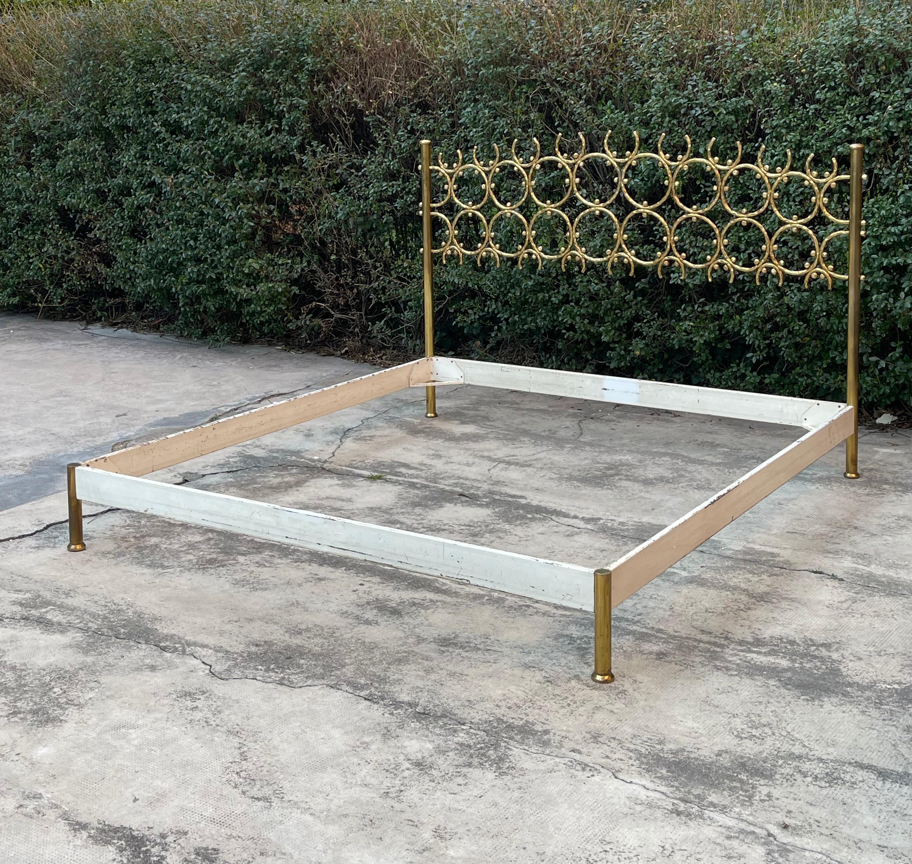 Vintage Italian Brass Bed Structure by Osvaldo Borsani and Arnaldo Pomodoro In Good Condition For Sale In Milano, IT