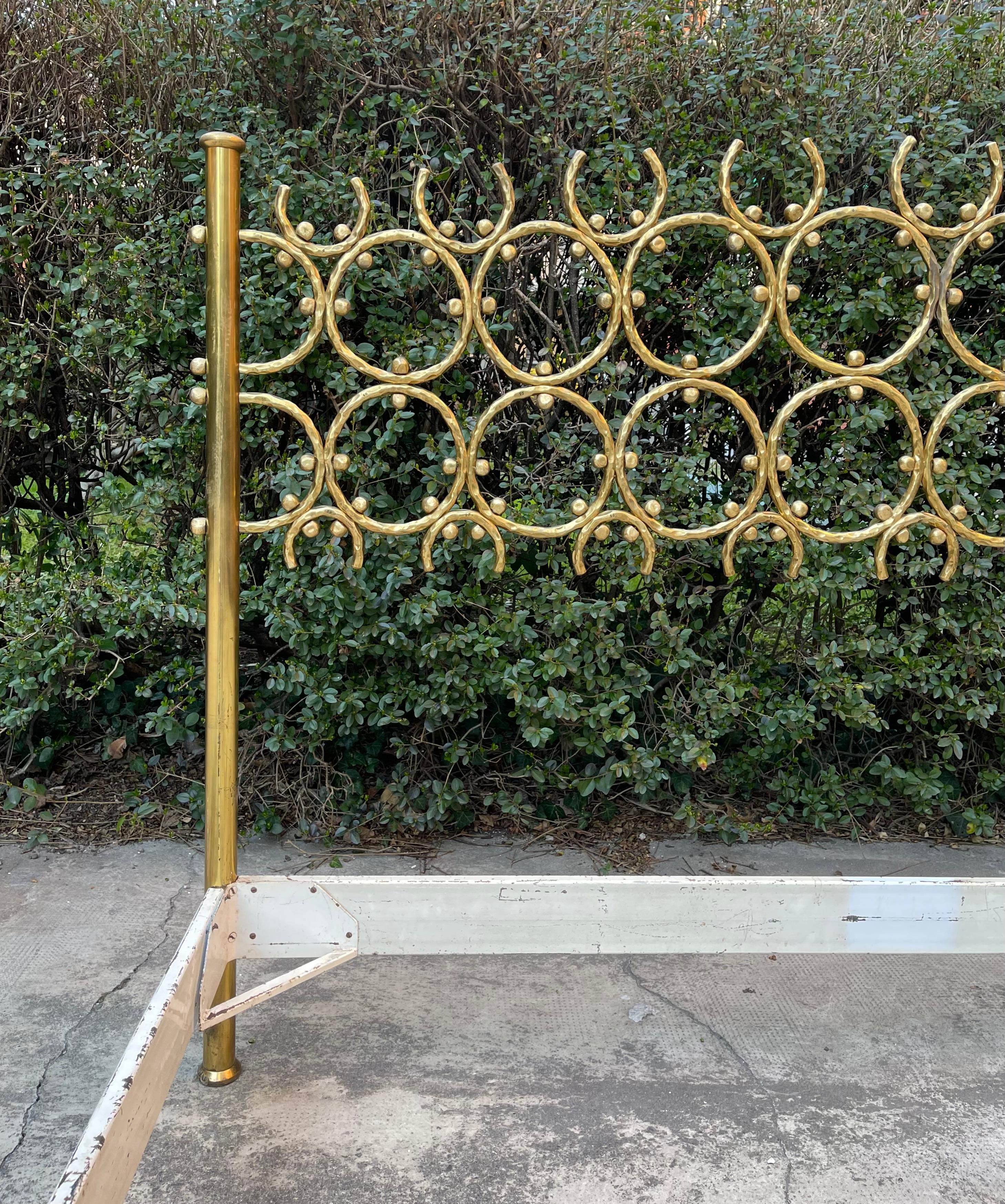Vintage Italian Brass Bed Structure by Osvaldo Borsani and Arnaldo Pomodoro In Good Condition For Sale In Milan, IT