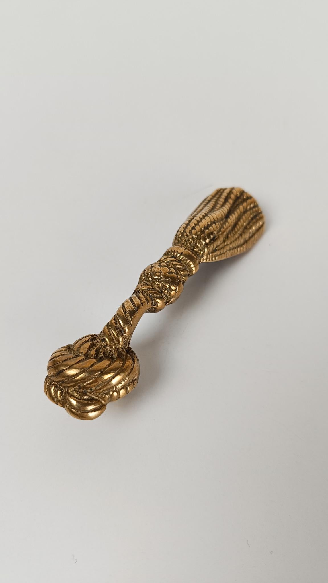 Vintage Italian Brass Bottle Opener Shaped as a Classic Theatre Bullion Tassel im Angebot 7