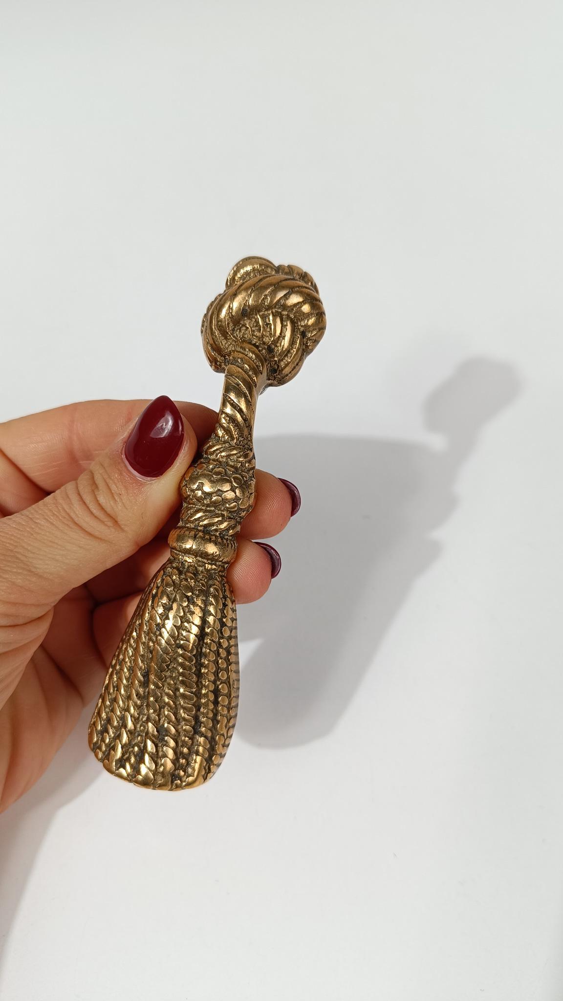 Vintage Italian Brass Bottle Opener Shaped as a Classic Theatre Bullion Tassel im Angebot 10