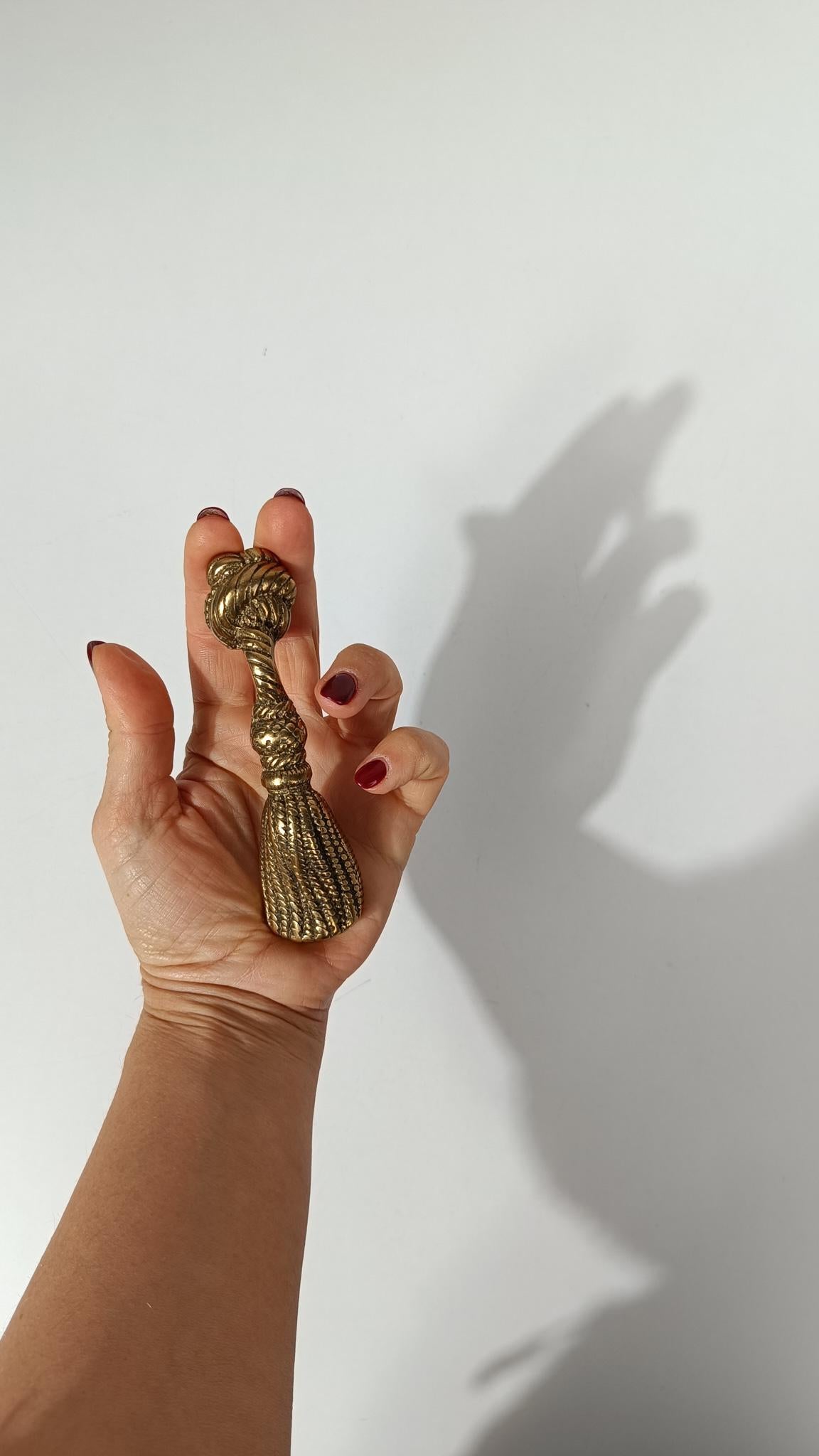 Vintage Italian Brass Bottle Opener Shaped as a Classic Theatre Bullion Tassel im Angebot 13