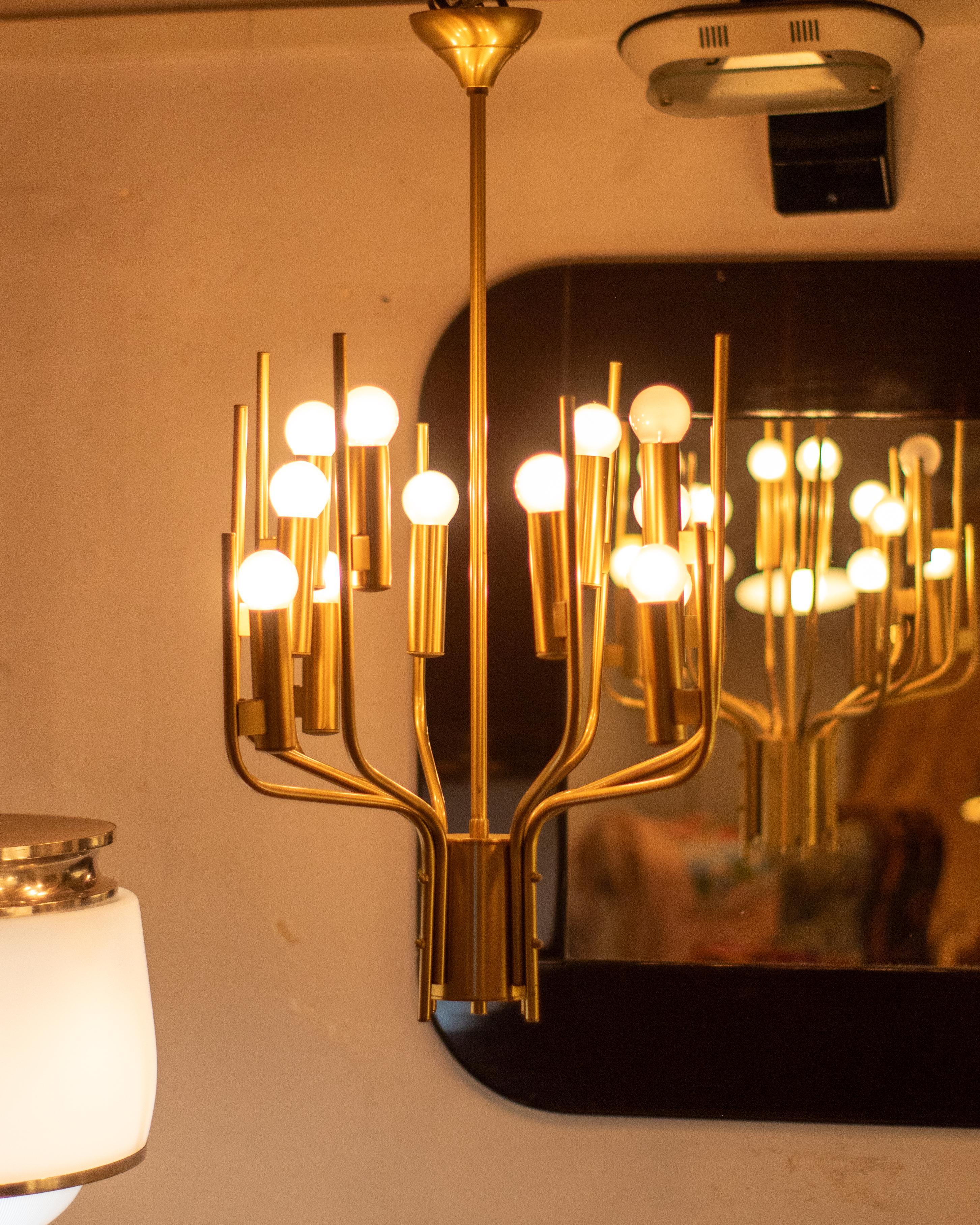Vintage Italian Brass Chandelier by Oscar Torlasco for Stilkronen, 1950s

A rare and beatiful golden brass chandelier. Oscar Torlasco designer, manufactured in Italy in the 1950s. Classic recalls in its shape with elegant modern touch that makes the