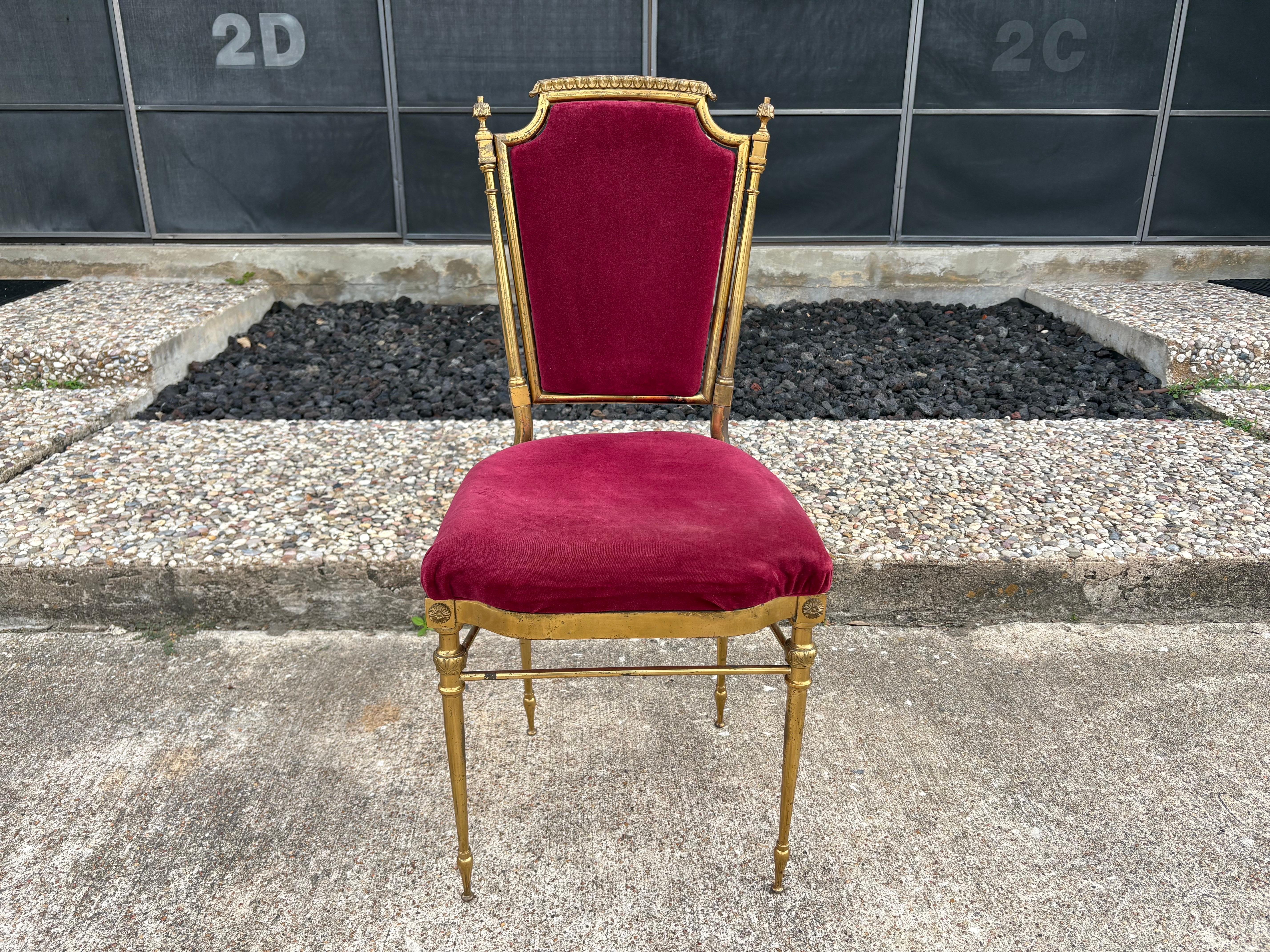 Vintage Italian Brass Chiavari Chair.
Angeboten wird ein ikonischer italienischer Chiavari Stuhl oder Beistellstuhl aus Messing.  Dieser vielseitige Stuhl kann im Eingangsbereich, im Schlafzimmer, im Ankleidezimmer, in der Frisierkommode oder im