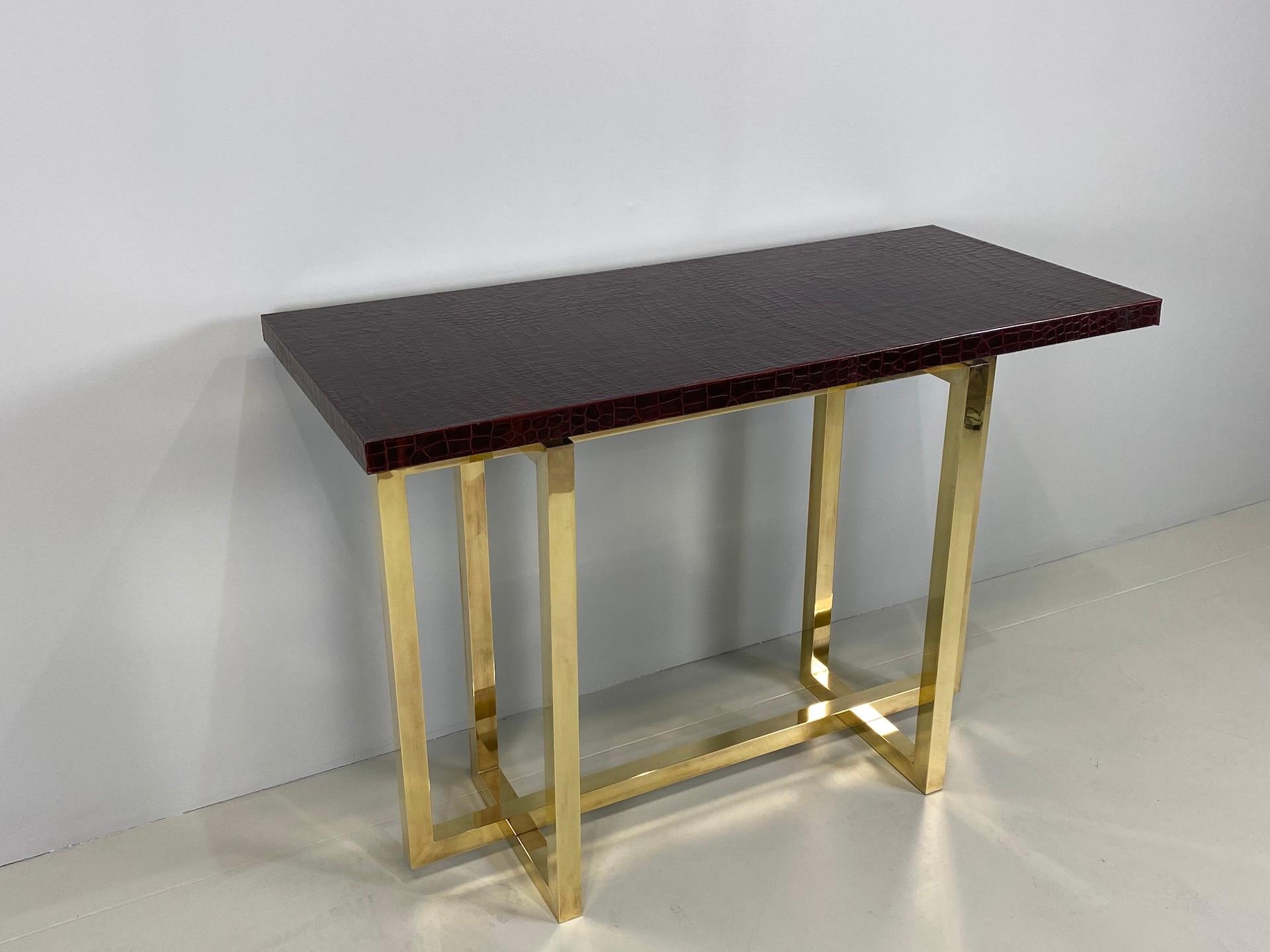 Vintage Italian Brass Console Table with Crocodile Stamped Leather Top In Excellent Condition In Rovereta, Repubblica di San Marino