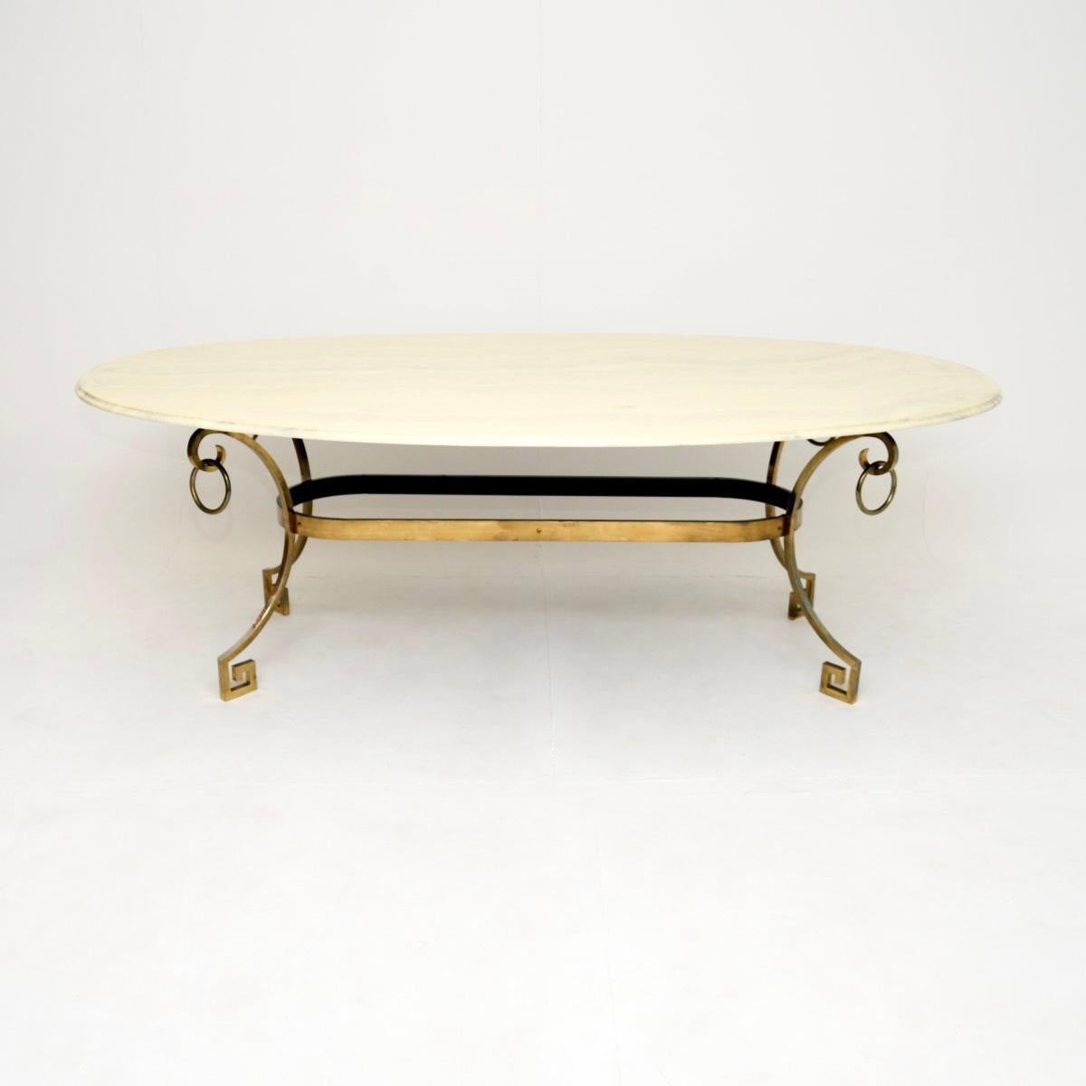 Une superbe table de salle à manger italienne vintage en laiton. Fabriqué en Italie, il date des années 1950.

La qualité est superbe, il est très grand et impressionnant, il peut facilement accueillir huit personnes. Le plateau est en bois