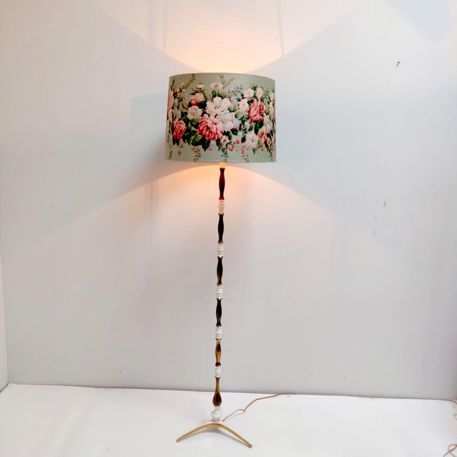 Vintage romantic Italian floor lamp, 1950s. Brass and white lacquered floor lamp with a great patina. The shade has a floral print.




The lamp can be used 110-150v grid as for 220-240v grid the plug is Eu specified, but can be adjust to us