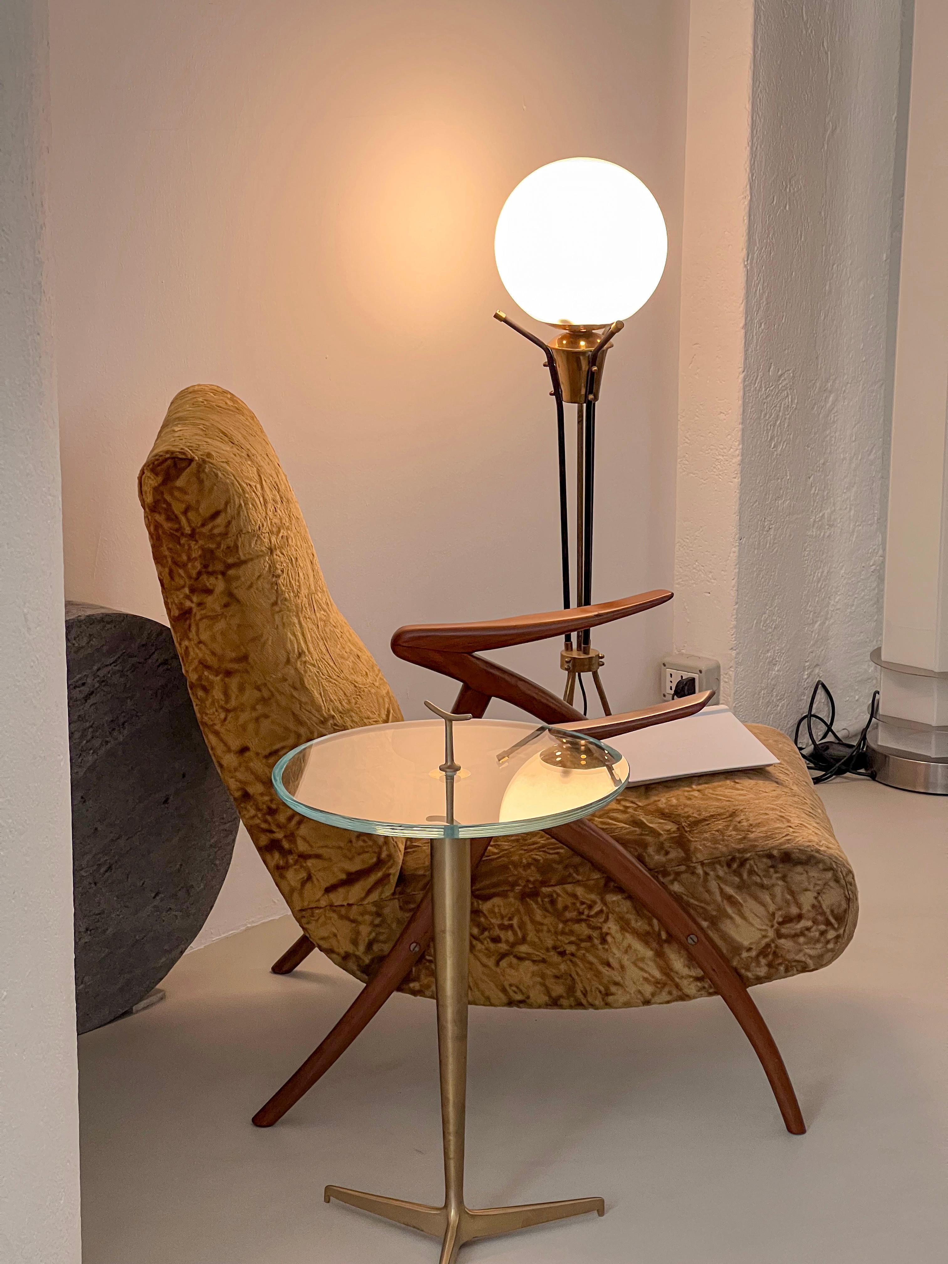 Vintage Italian Brass Floor Lamp in the style of Stilnovo, three legs, opaline For Sale 3