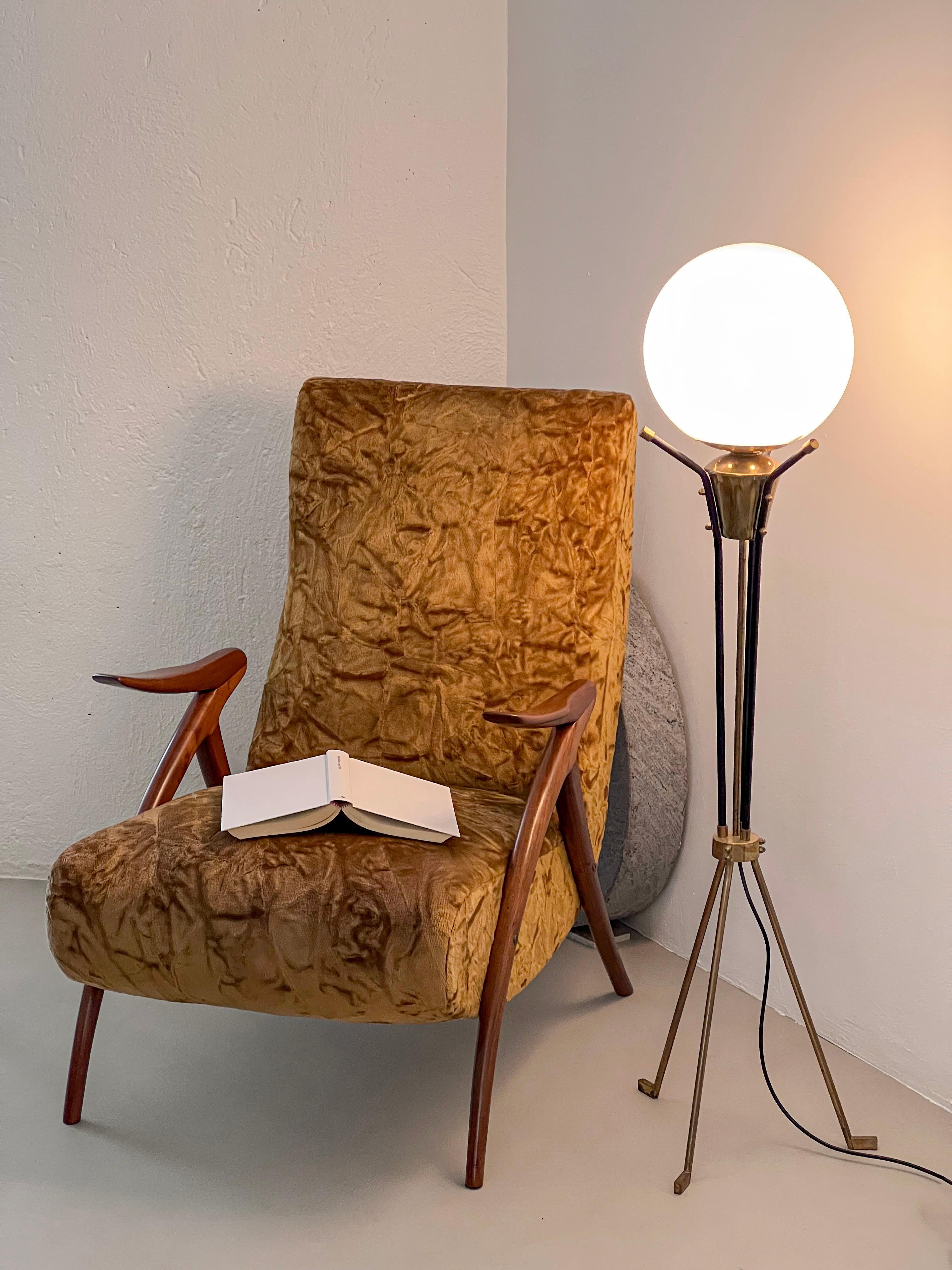 Vintage Italian Brass Floor Lamp in the style of Stilnovo, three legs, opaline For Sale 4
