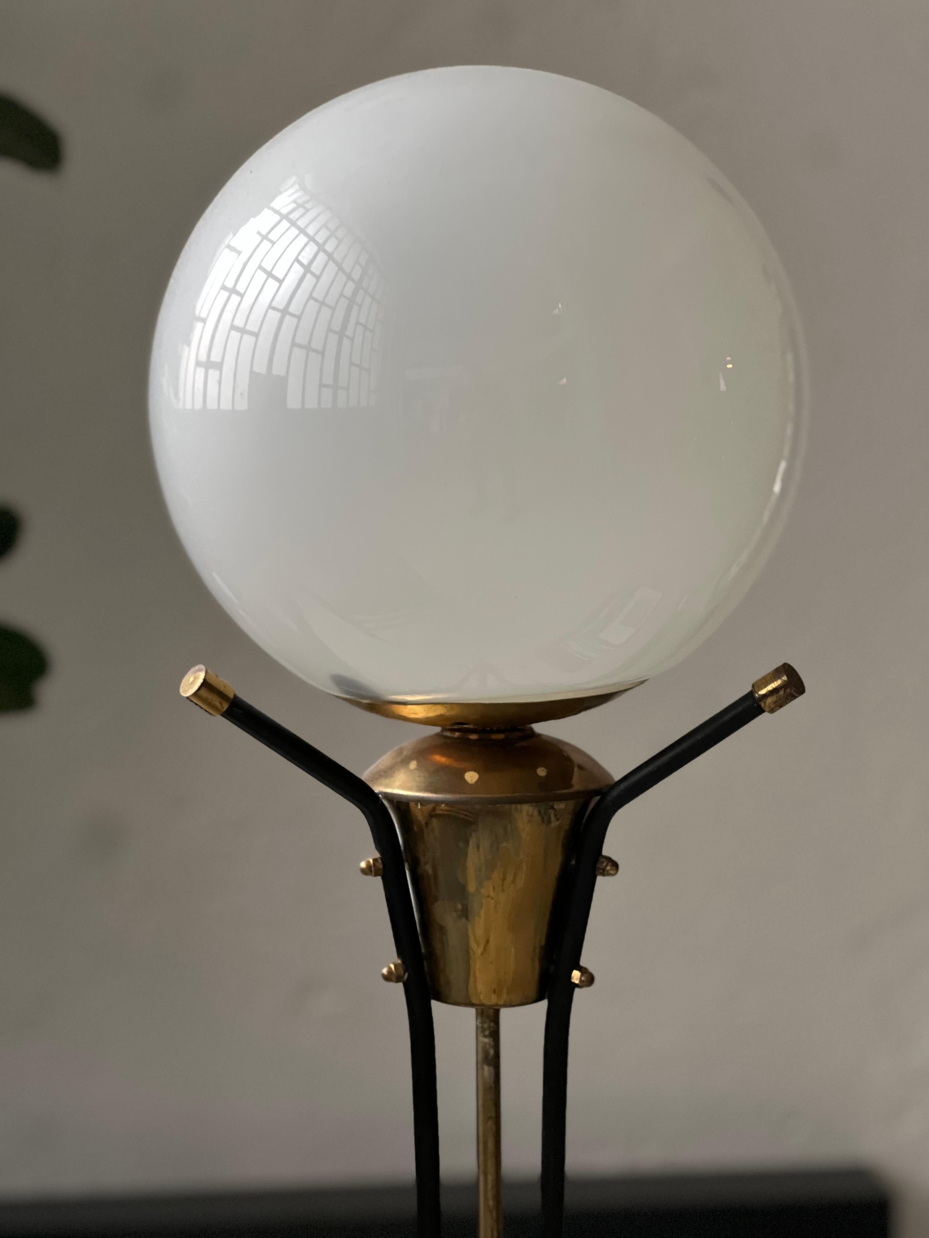 Vintage Italian Brass Floor Lamp in the style of Stilnovo, three legs, opaline For Sale 4
