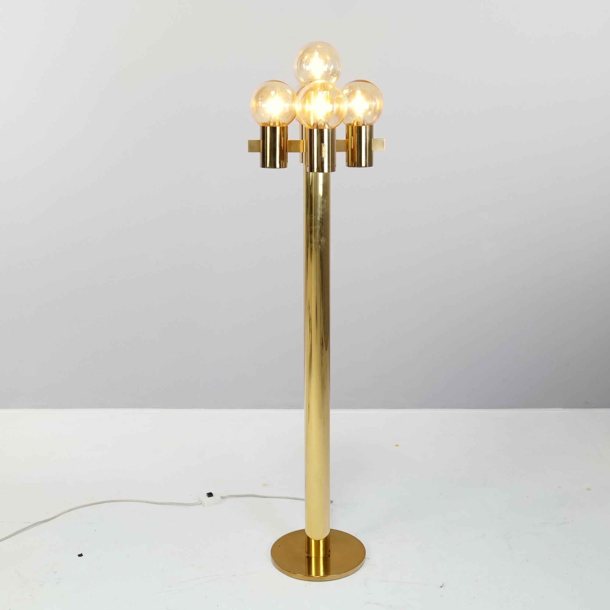 Wunderschöne goldene Stehlampe von Gaetano Sciolari mit 5 Muranoglaskolben.

Sehr guter Zustand mit leichten Patina- und Gebrauchsspuren.

1970er Jahre Hergestellt in Italien

abmessungen:
139 cm Höhe
33 cm Breite
33 cm