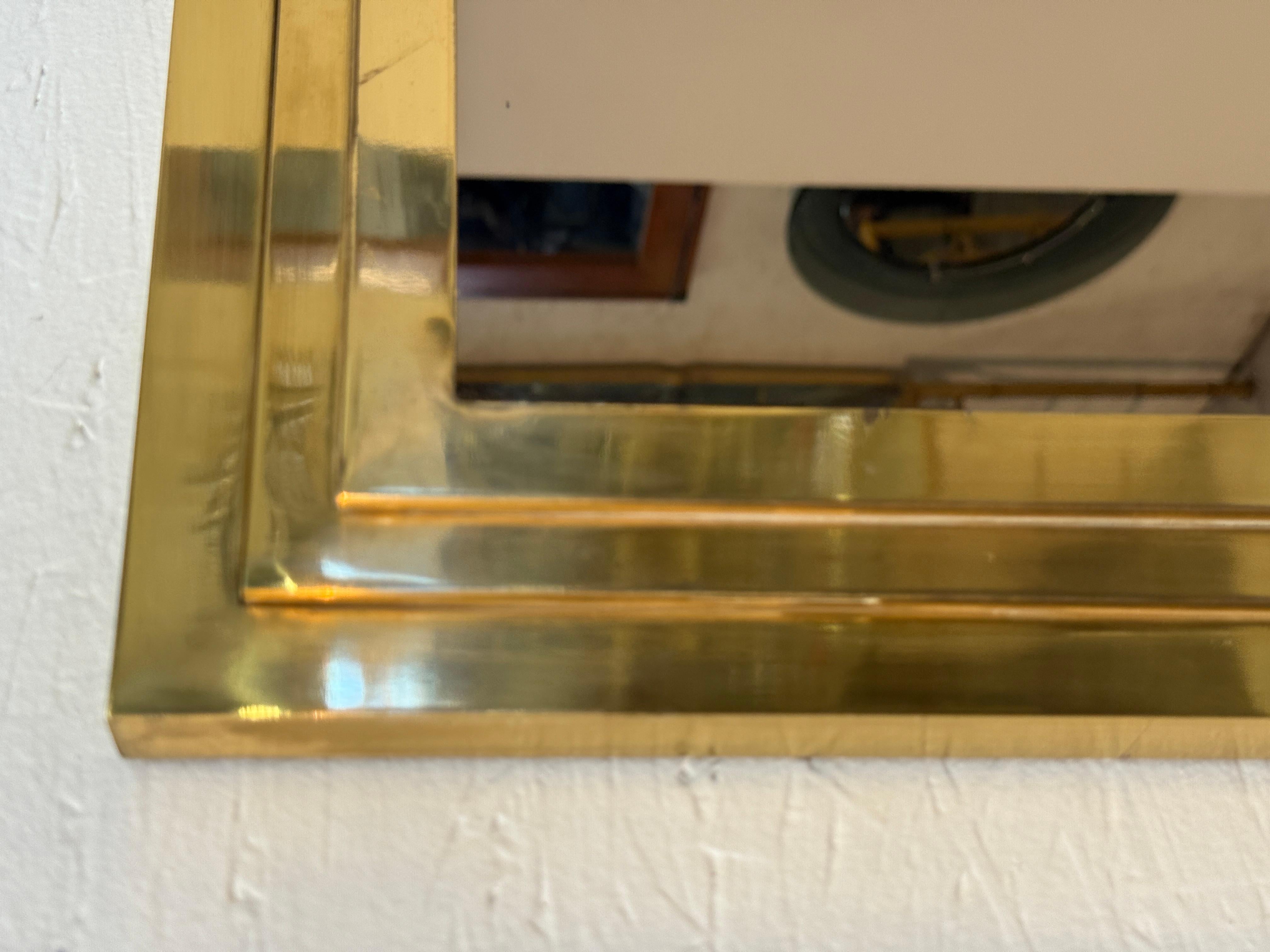 Mid-Century Modern Miroir mural italien vintage encadré de laiton en vente