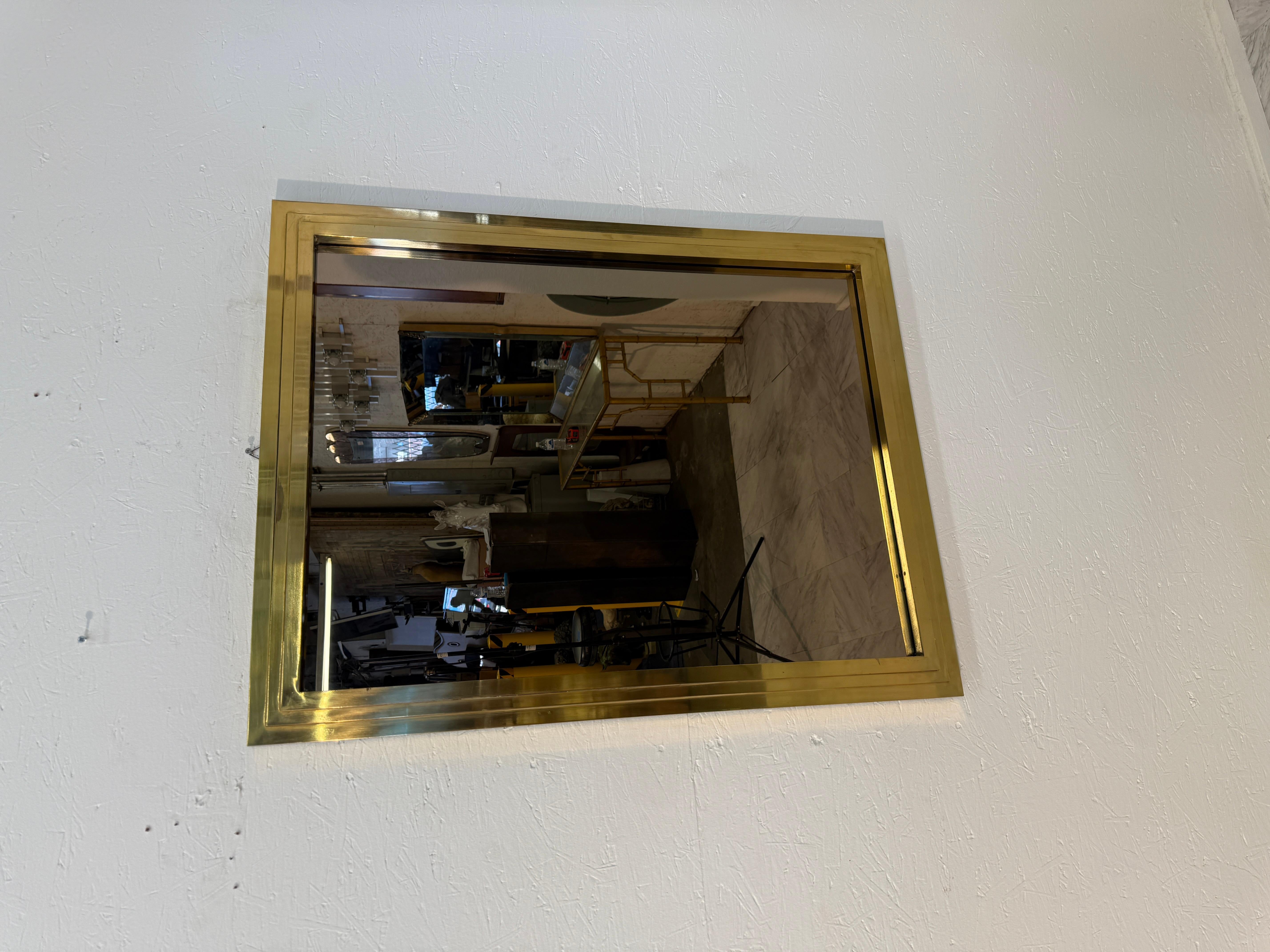 Milieu du XXe siècle Miroir mural italien vintage encadré de laiton en vente