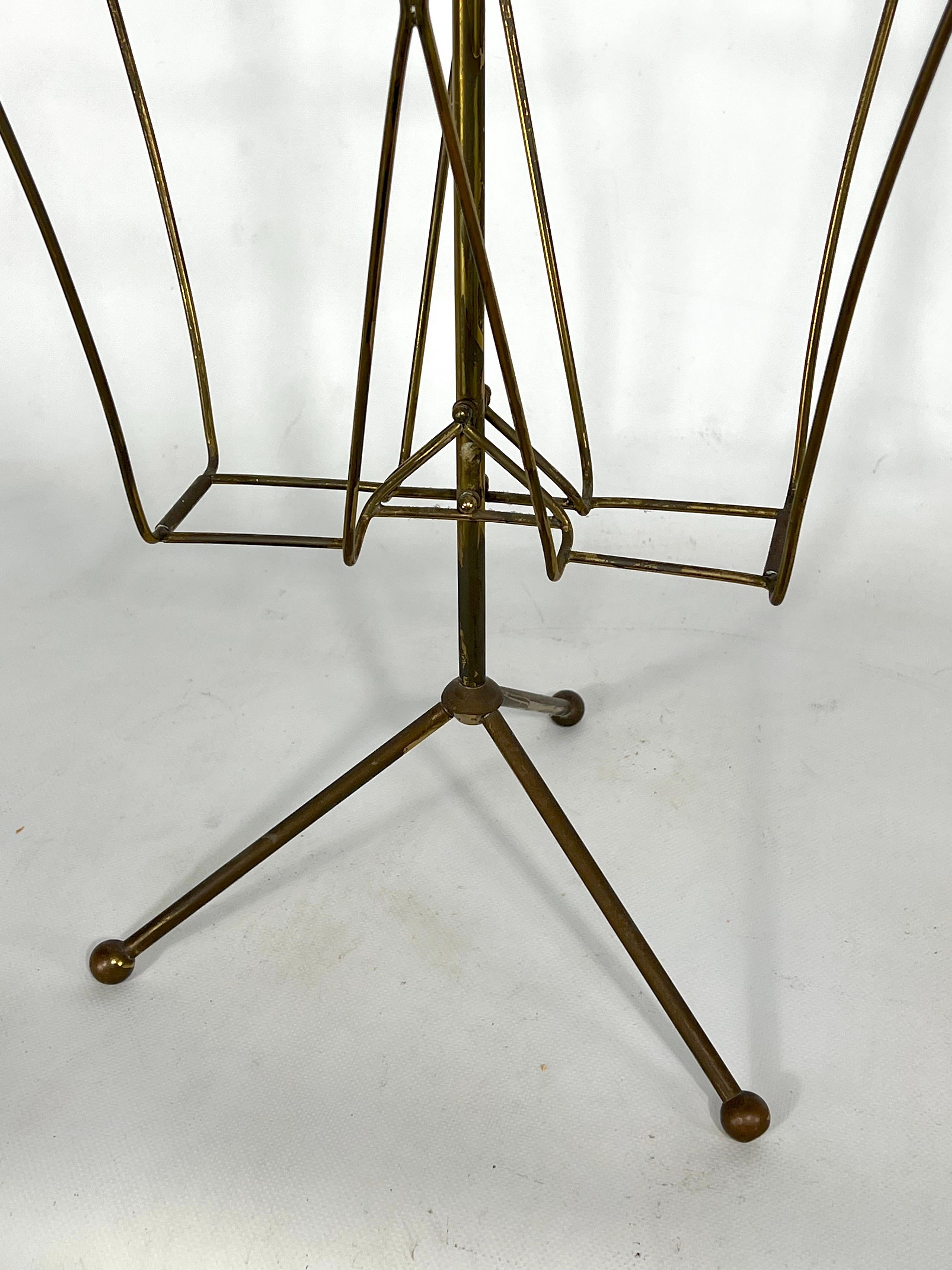 Vintage Italian Brass Magazine Rack from 50s In Good Condition For Sale In Catania, CT