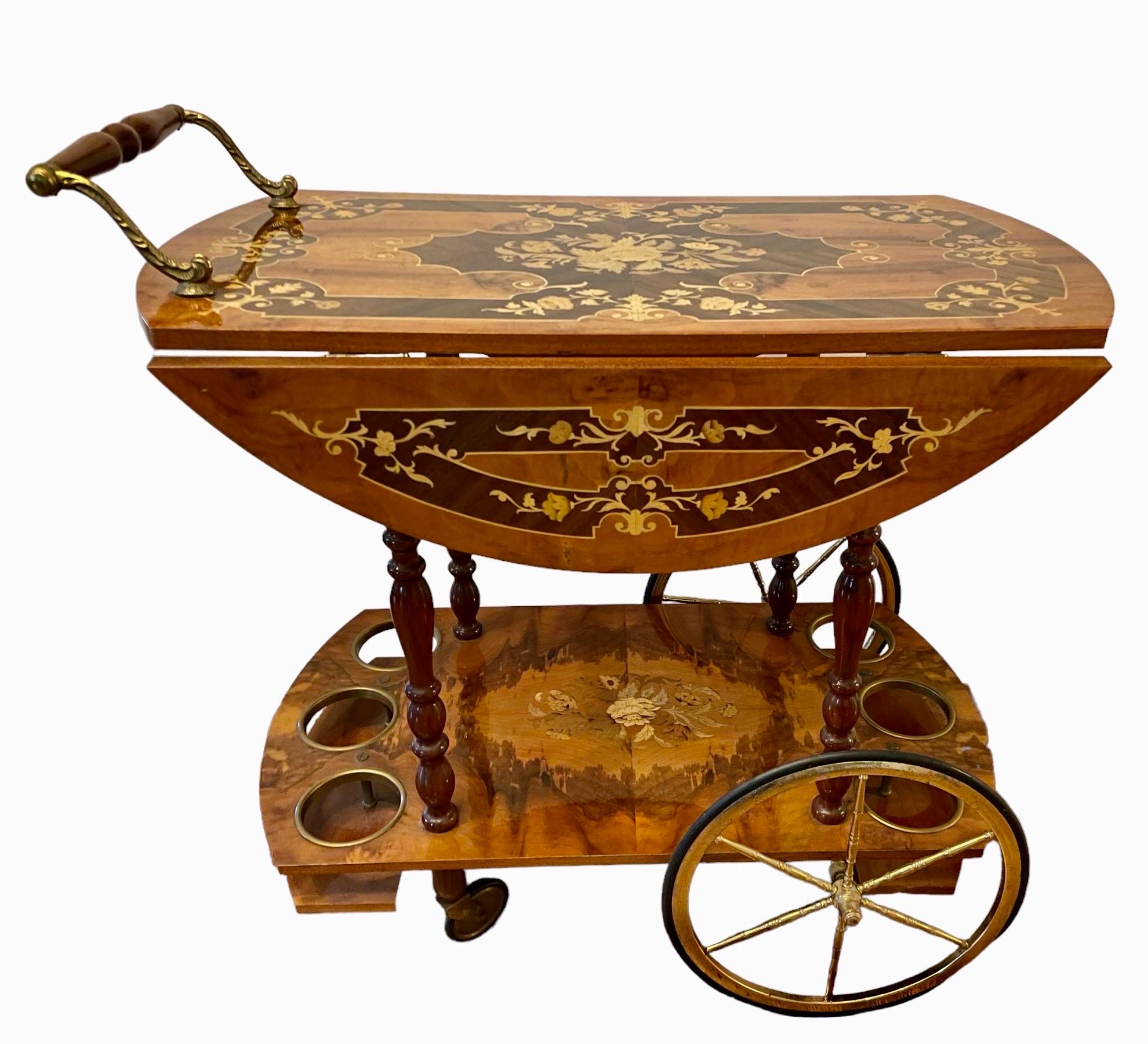 Dieser in Italien gefertigte, wunderschön verzierte Barwagen ist mit einer glänzenden Oberfläche versehen. 

Die ausklappbaren Seiten bieten verschiedene Möglichkeiten, Ihren Bar- oder Dessertwagen zu nutzen. Die Seiten können hochgeklappt und