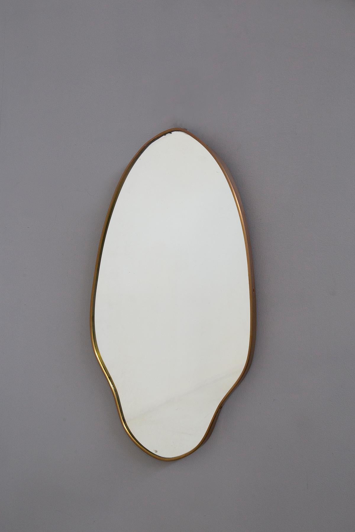 Versetzen Sie sich in die glamourösen 1950er Jahre zurück mit diesem italienischen Vintage-Spiegel aus Messing, der die Essenz zeitloser Eleganz verkörpert. Dieser Spiegel ist nicht nur ein Spiegelbild, er ist ein Statement für Stil und