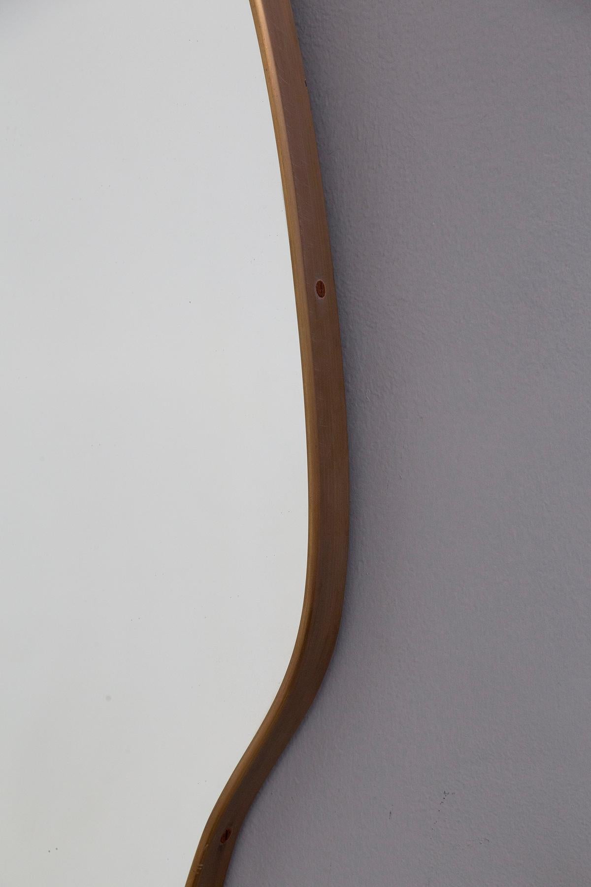 Vintage Italian brass mirror with fluid shapes In Good Condition For Sale In Milano, IT