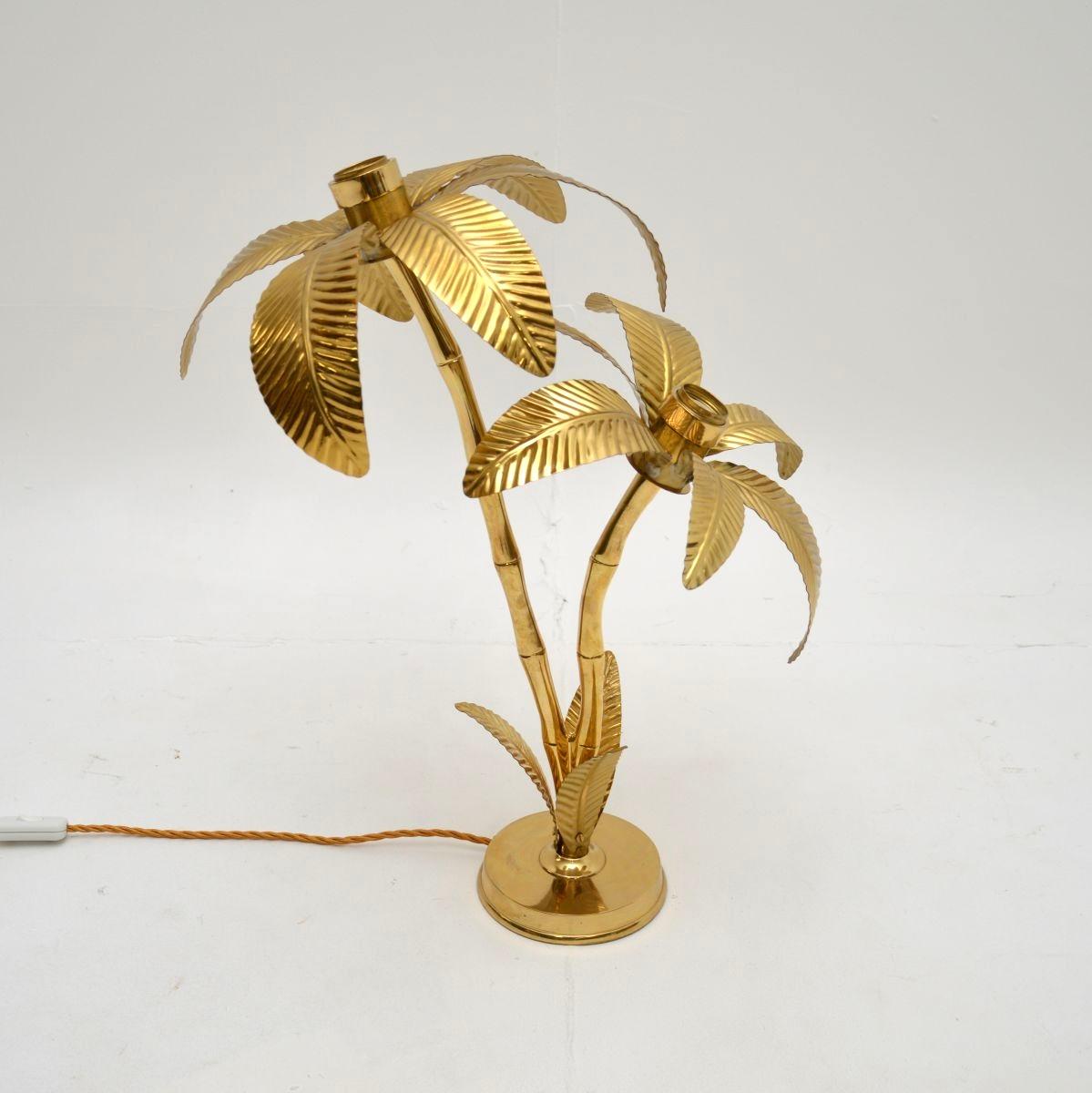 An exceptional vintage Italian brass palm tree table lamp,. This was made in Italy and it dates from around the 1970’s.

The quality is amazing, this is large and extremely impressive. The colour tones and patina on the metal is gorgeous, this gives