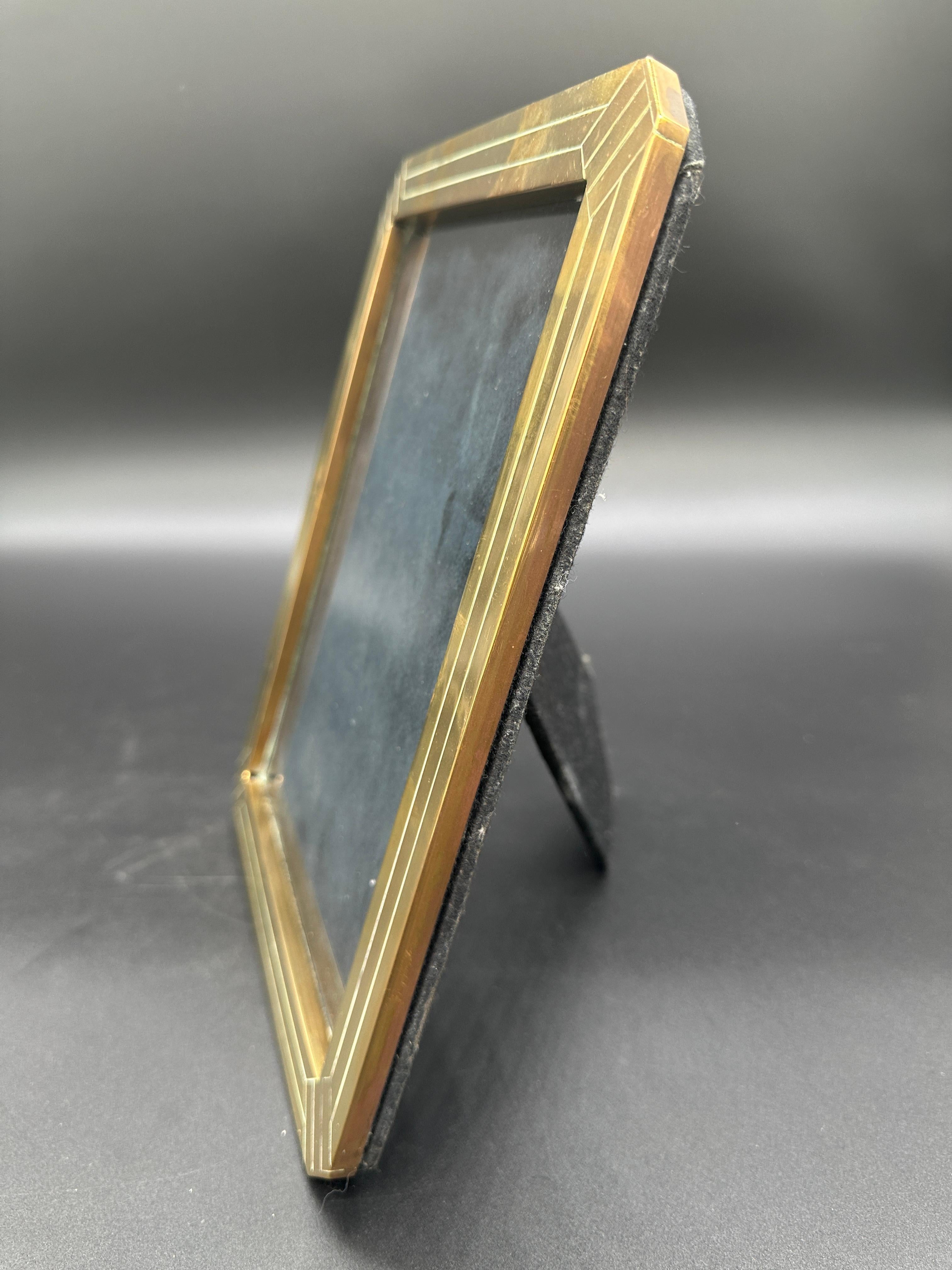Ein italienischer Vintage-Bilderrahmen aus Messing aus den 1980er Jahren zeichnet sich durch sein schlichtes, elegantes Design aus, das charakteristisch für diese Zeit ist. Sie ist aus hochwertigem Messing gefertigt und zeichnet sich oft durch eine