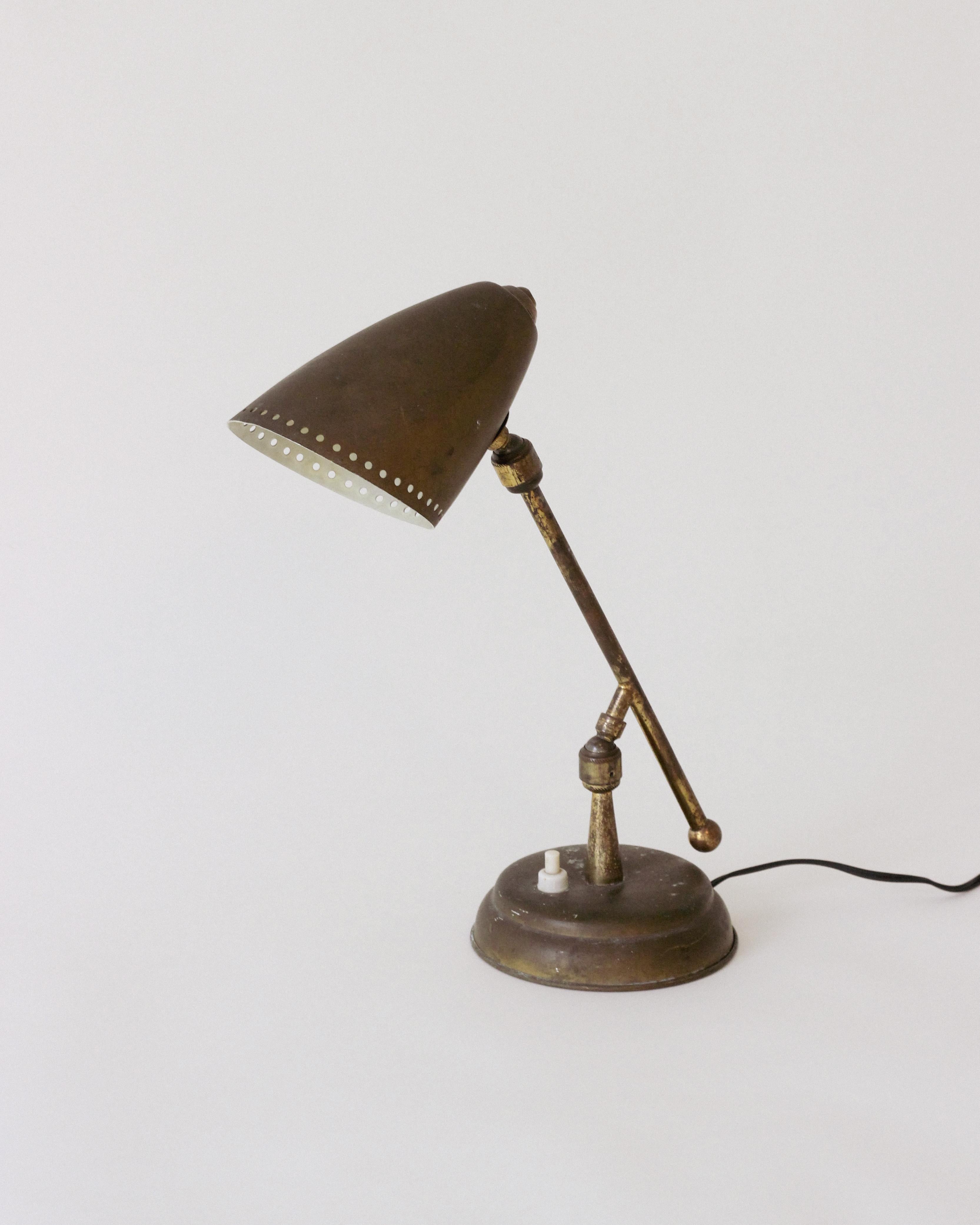 Lampe de table italienne vintage attribuée à Stilnovo 

Vers 1948,  Fabriqué en Italie  

Magnifique patine du laiton dans son état d'origine. Recâblage avec un cordon de soie noire aux normes américaines. 

Environ 11,5