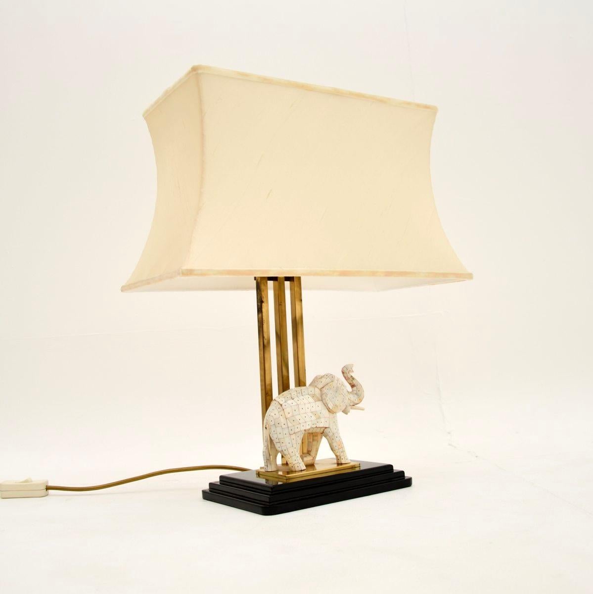 Italienische Vintage-Tischlampe aus Messing mit montierter Elefantenskulptur aus Messing (Moderne der Mitte des Jahrhunderts) im Angebot