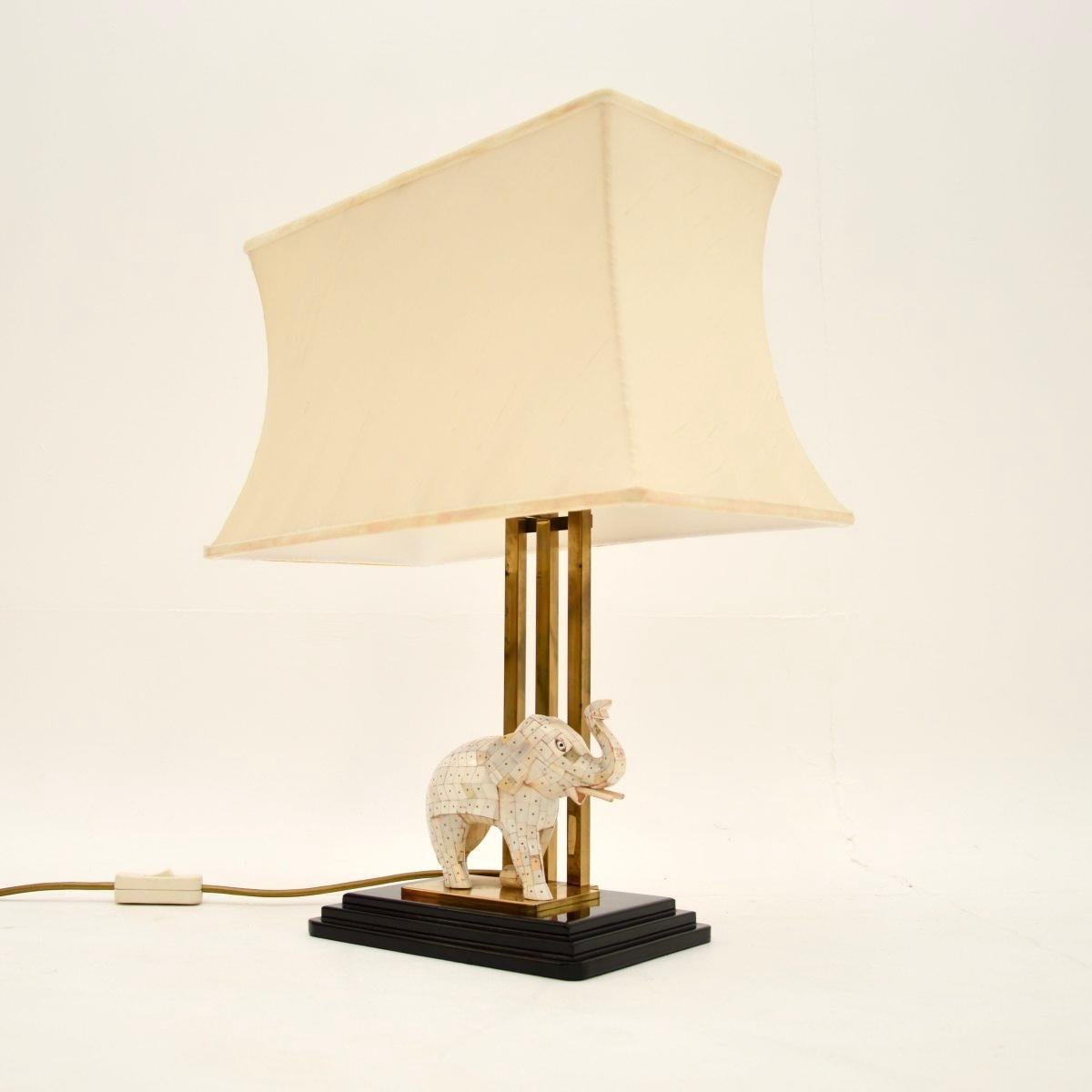 Italienische Vintage-Tischlampe aus Messing mit montierter Elefantenskulptur aus Messing (Mosaik) im Angebot