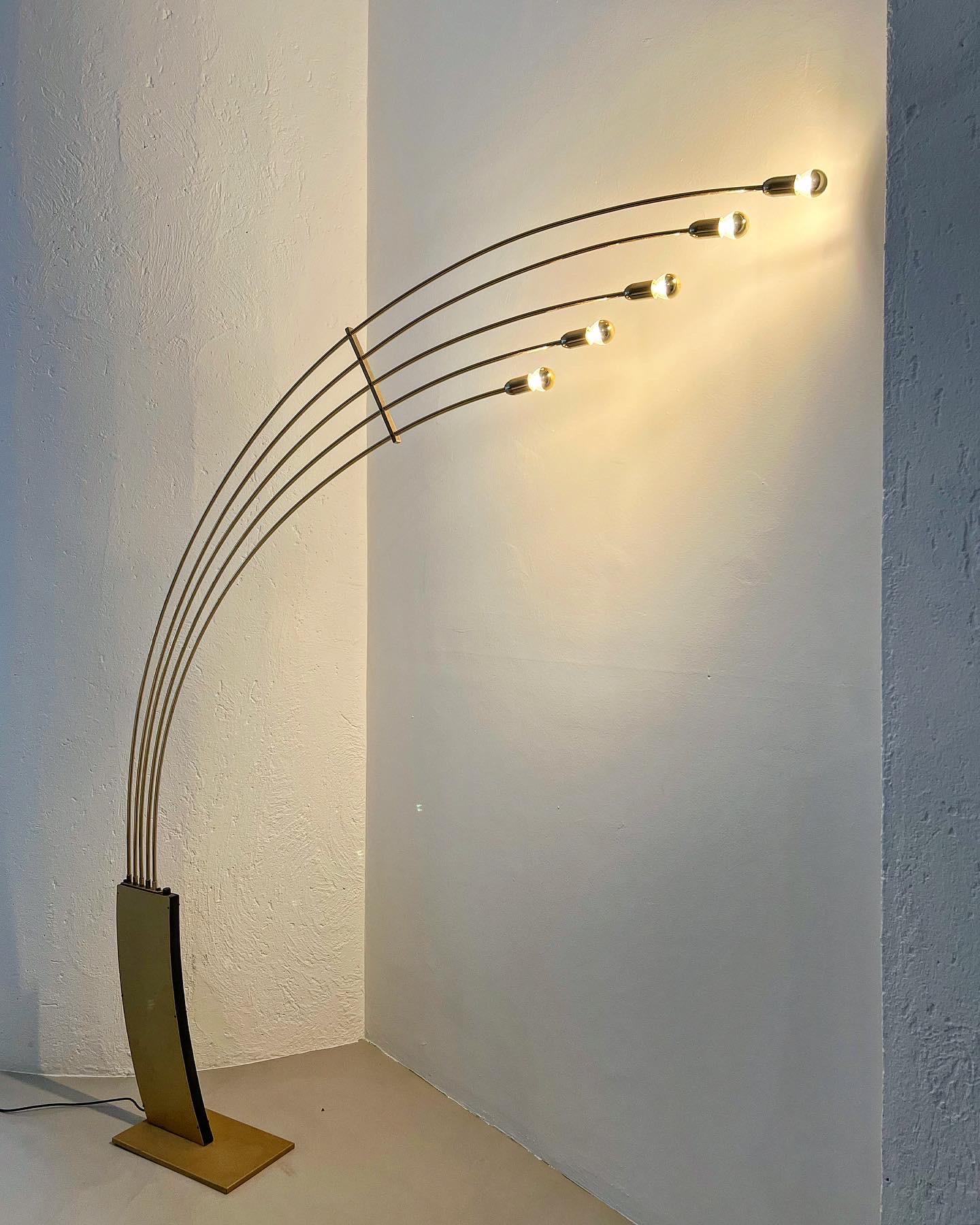 Vintage Italian Brass Tone Floor Lamp with Five Bows and Avant Gard Base, 1980s In Good Condition For Sale In Milano, IT